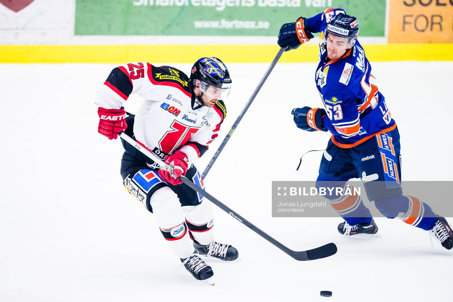 Örebros Martin Johansson jagas av Växjös Eddie Larsson
