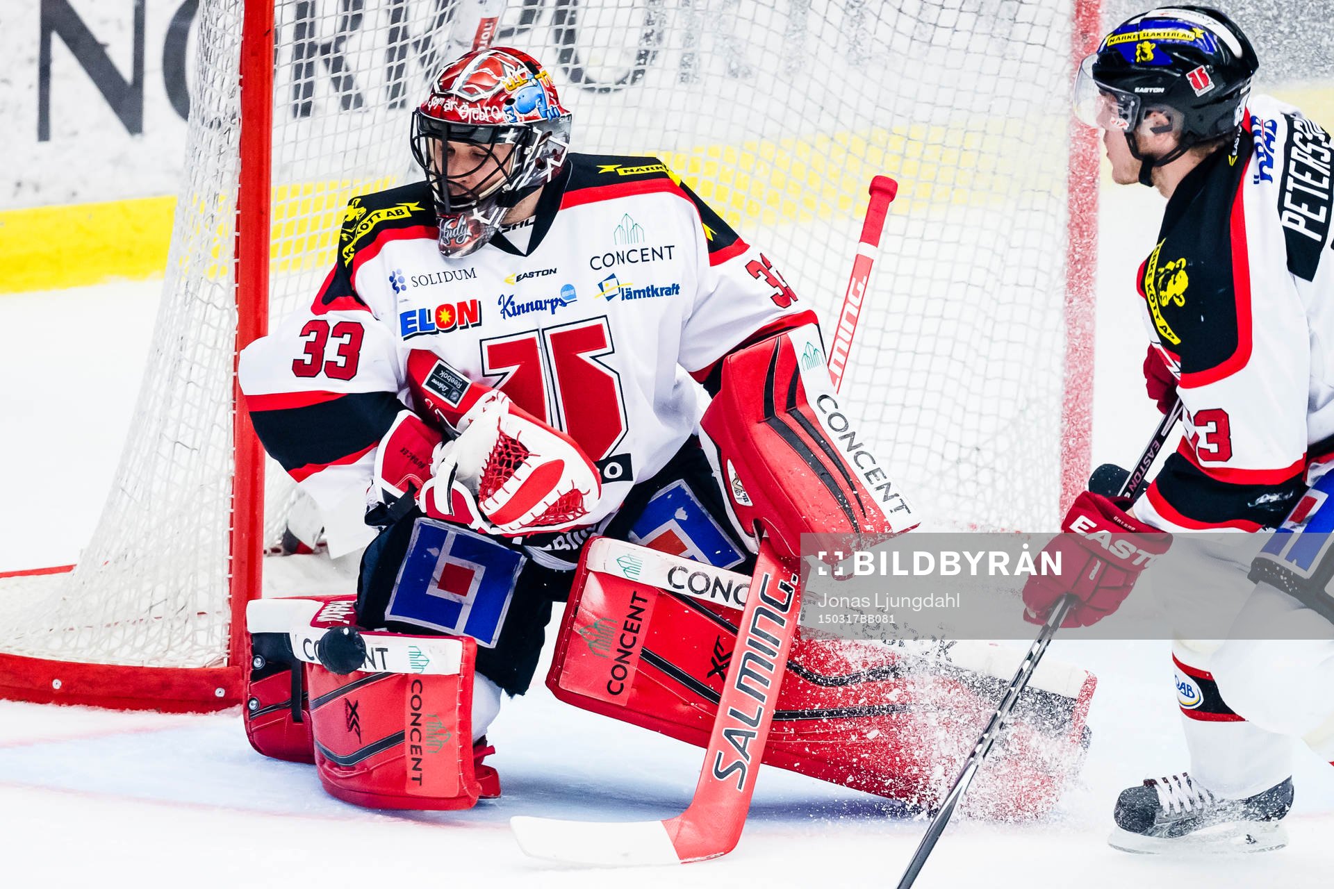 Örebros målvakt Julius Hudacek tappar pucken