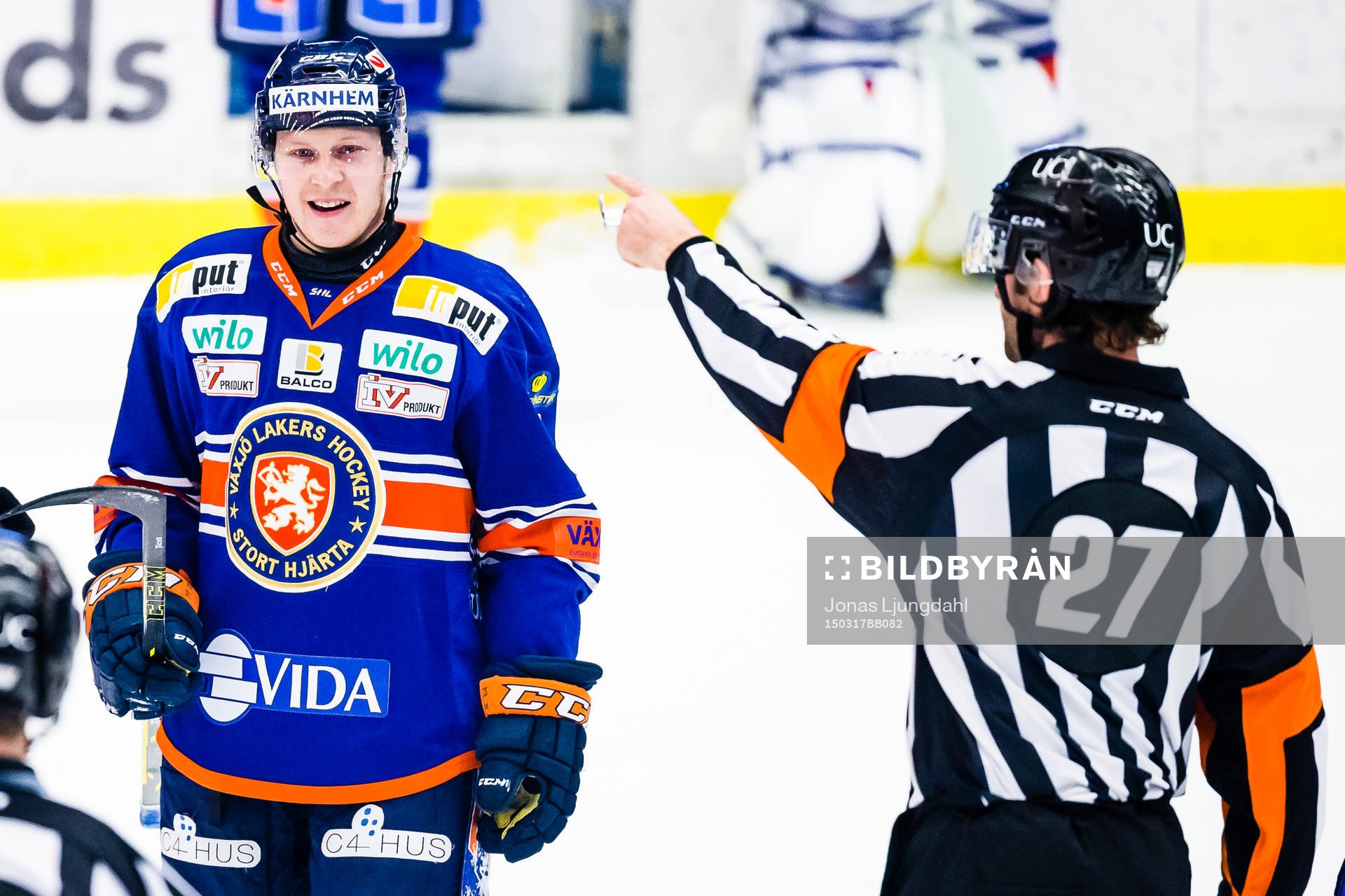 Växjös Tuomas Kiiskinen pratar med Domare Mikael Sjöqvist