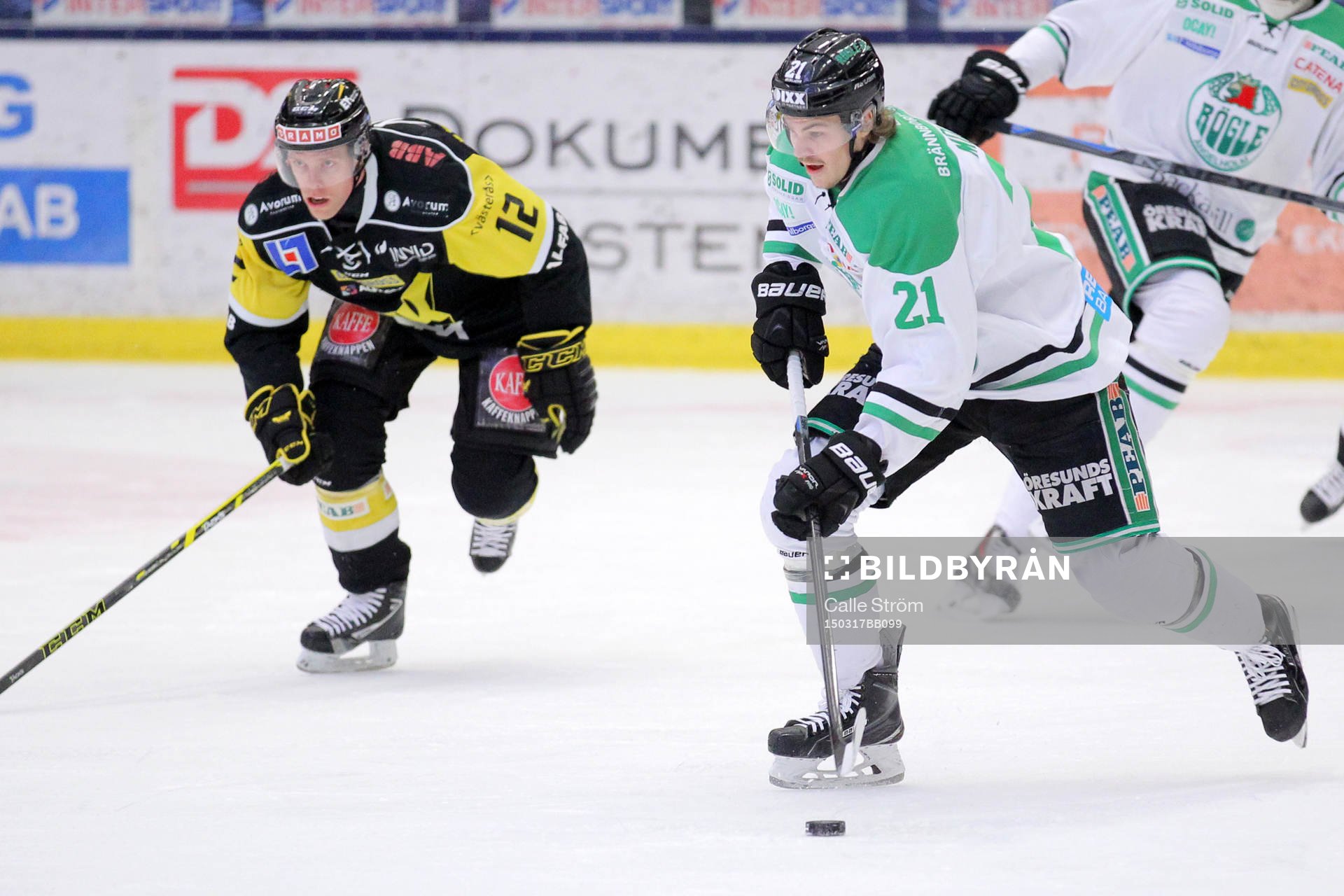 Rögles Emil Molin (h) med puck och Västerås Fredrik