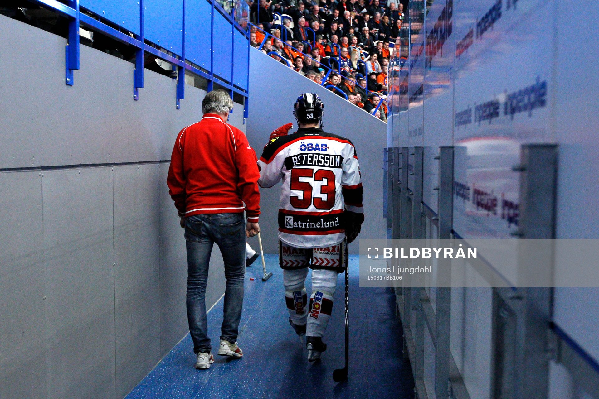 Örebros Bobbo Petersson lämnar isen