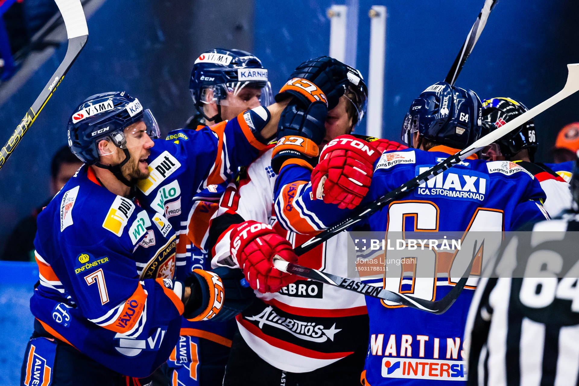 Gruff mellan Växjös Jeff Tambellini, Eric Martinsson och