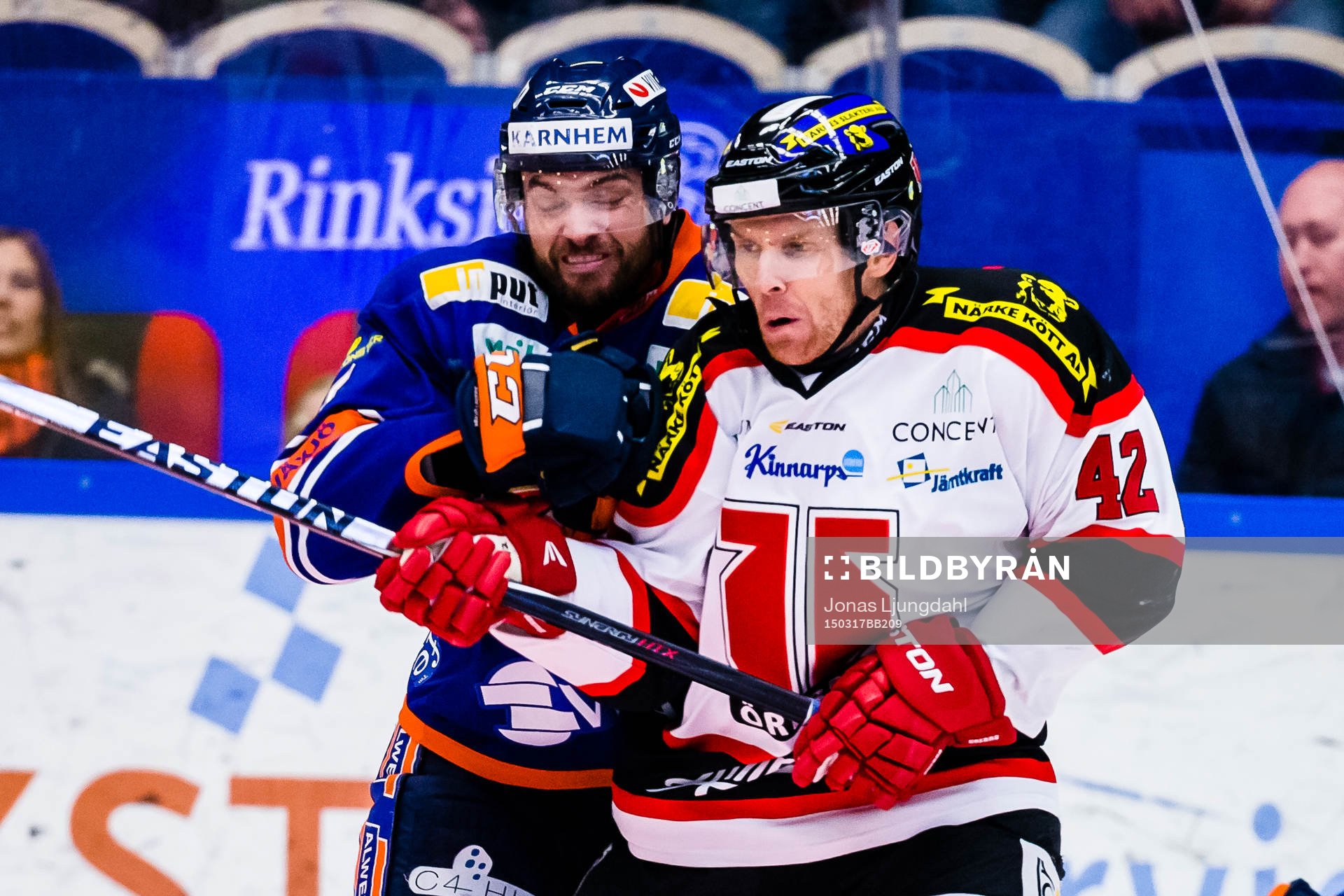 Växjös Noah Welch tacklar Örebros Brian Willsie