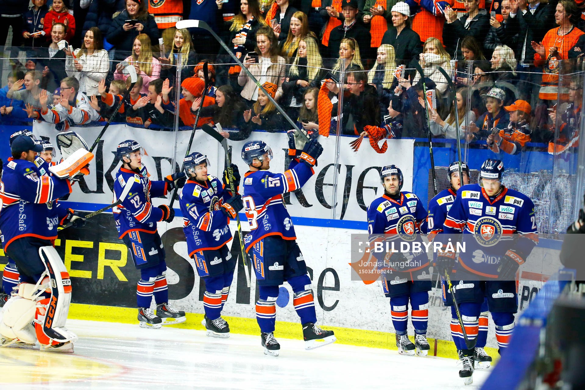 Växjös spelare firar med publiken