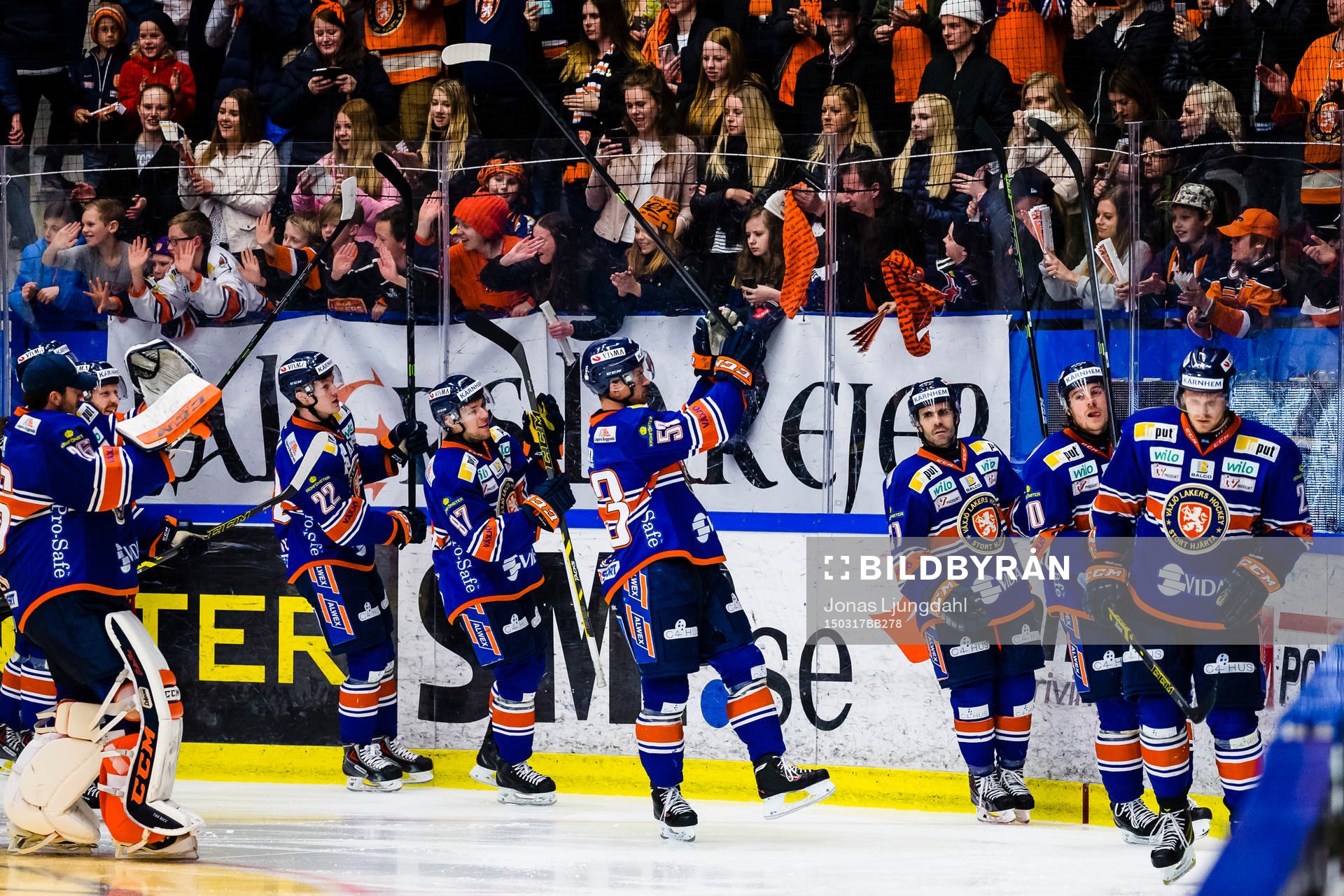 Växjös spelare firar framför fansen