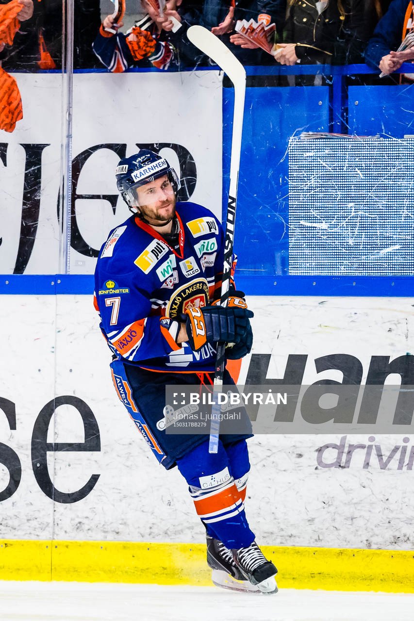 Växjös Jeff Tambellini firar framför fansen