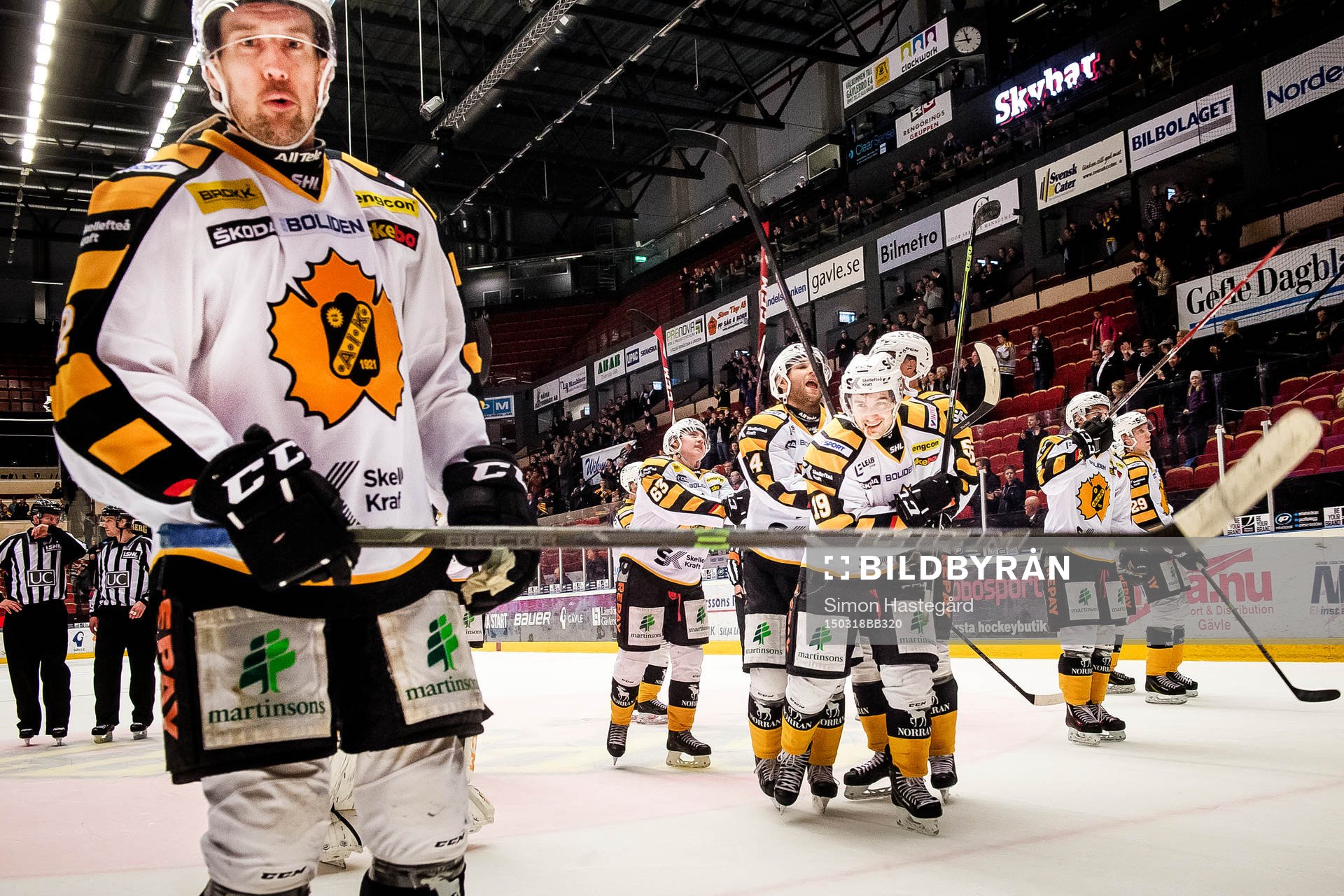 Skellefteås Erik Andersson, tv, jublar med Andrew Calof,