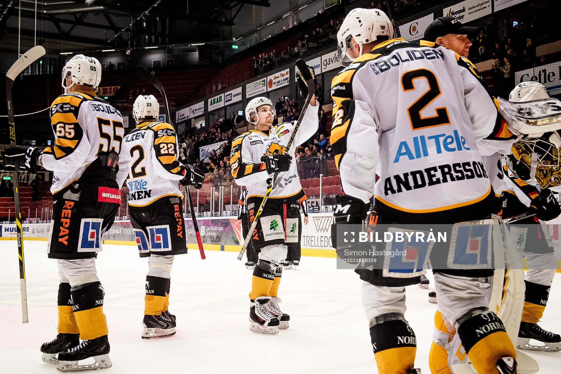 Skellefteås Axel Holmström och lagkamrater tackar publiken