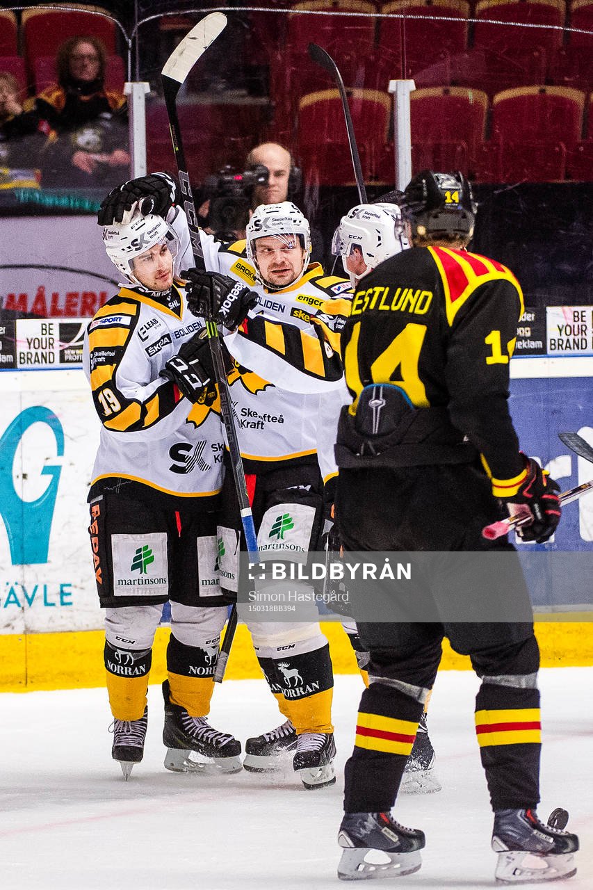 Skellefteås Andrew Calof och Janne Pesonen jublar