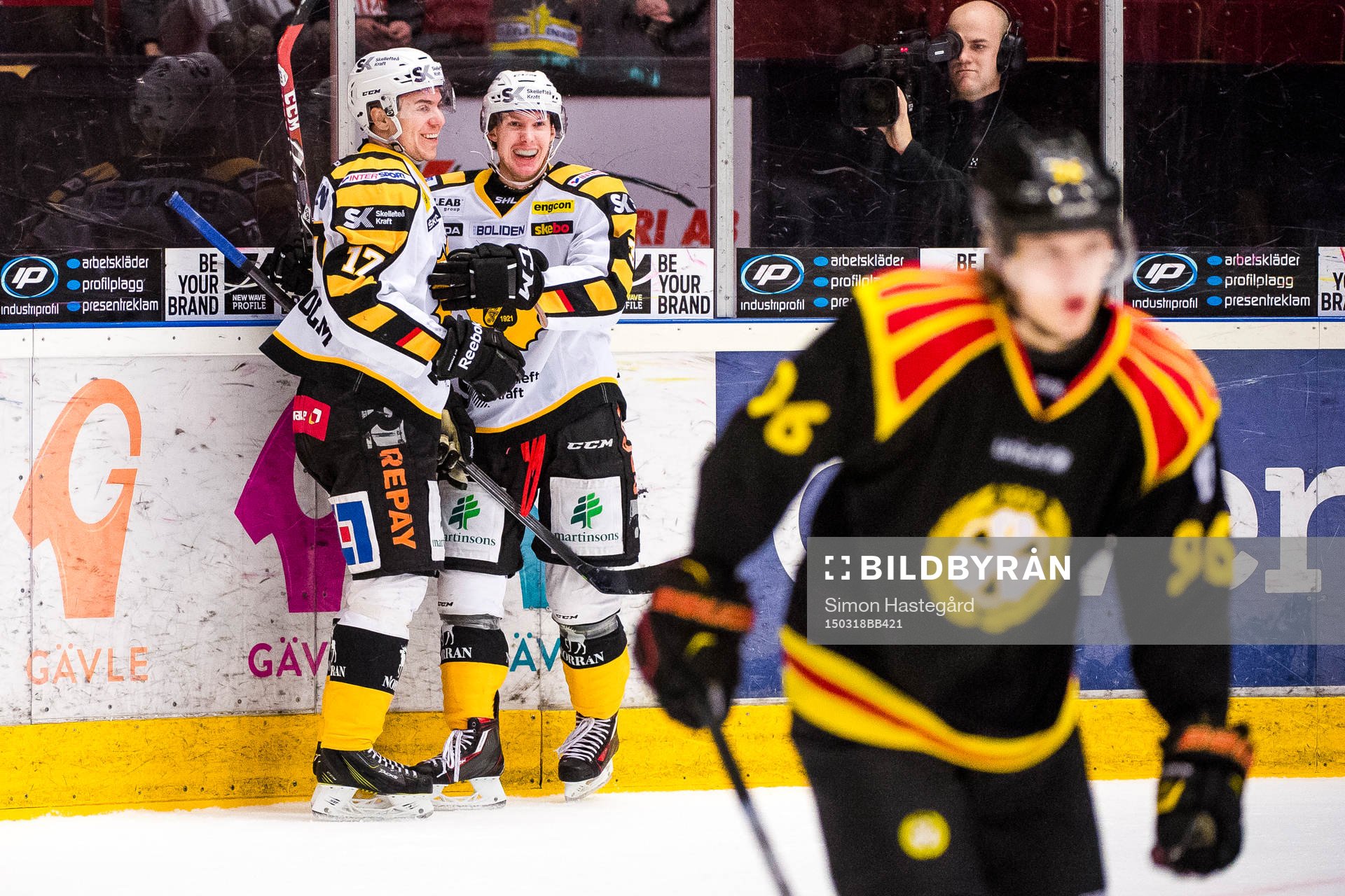 Skellefteås Pär Lindholm och Niclas Burström jublar