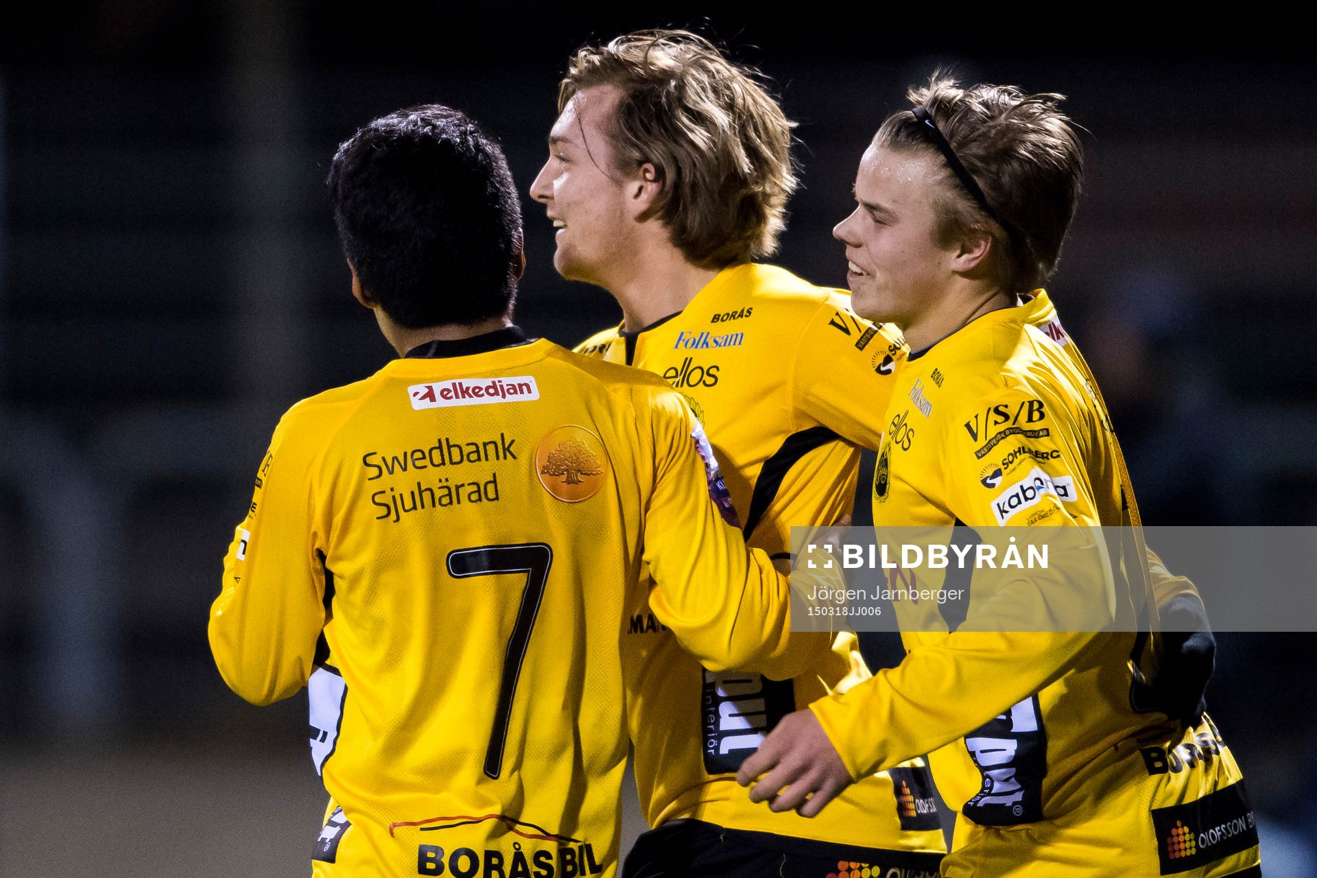 Elfsborgs Noel Jonsson (mitt i bild) jublar ihop med