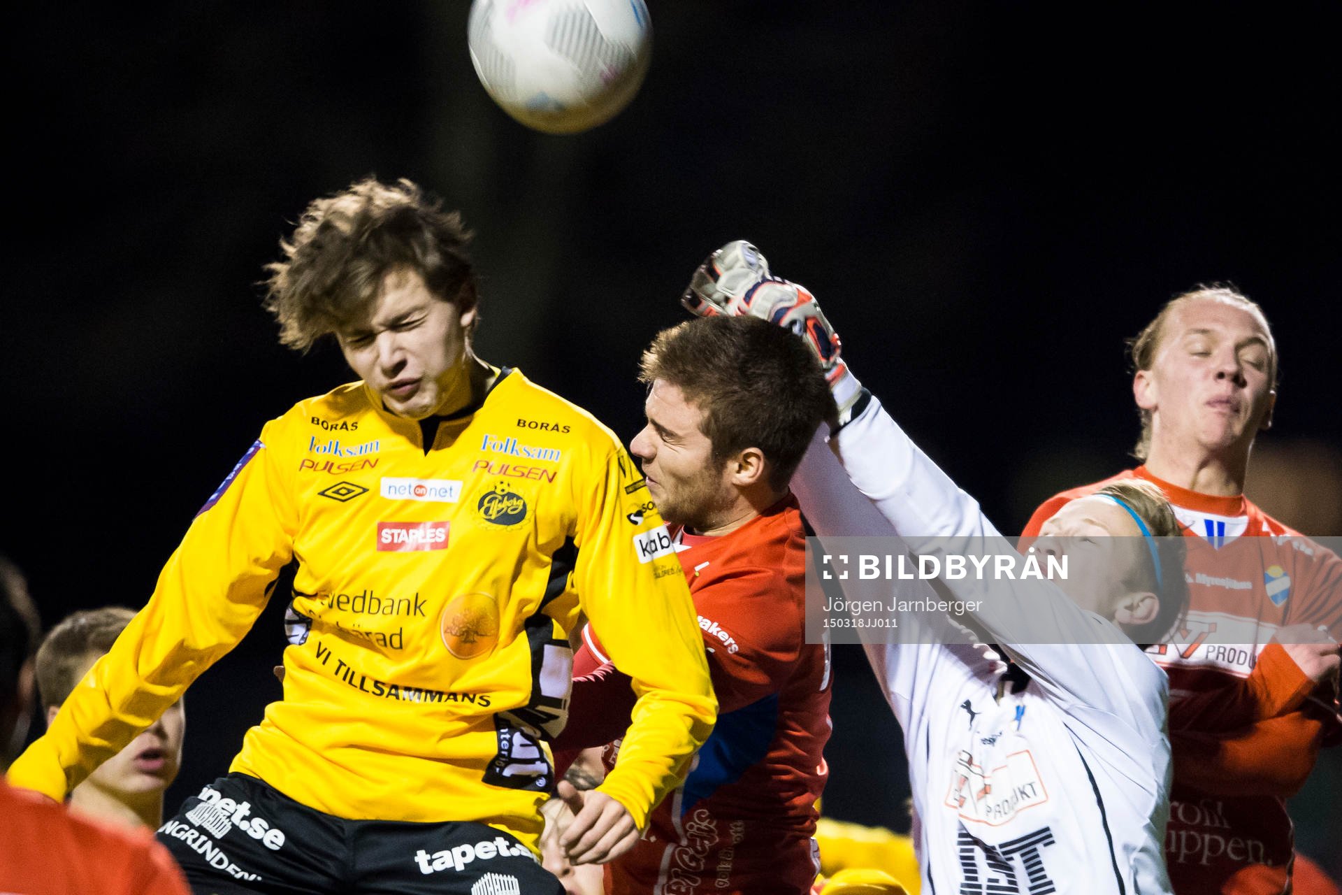 Kamp framför Östers mål och målvakt Victor Jonasson