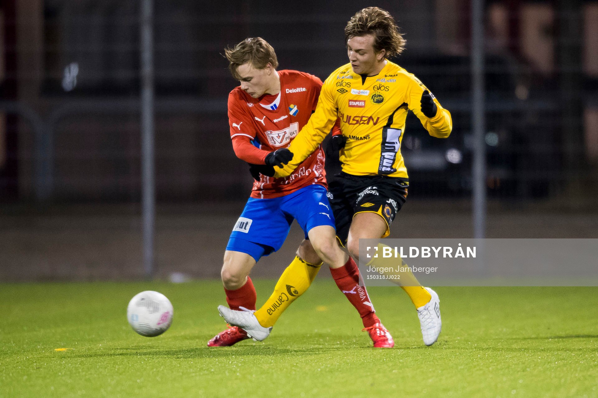 Kamp mellan Elfsborgs Noel Jonsson och Östers Karl