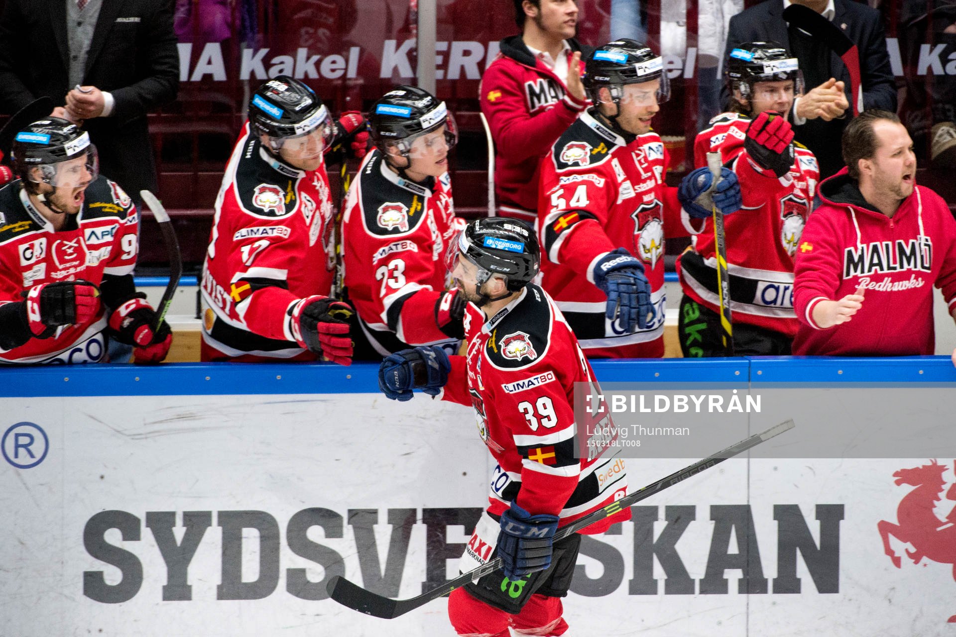 Malmö Redhawks Eric Himelfarb jublar med bänken