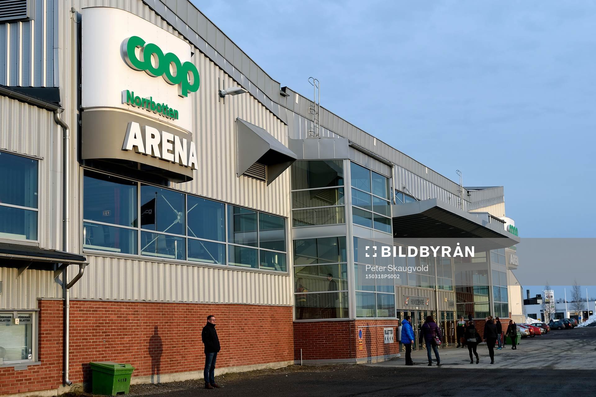 Eftermiddagssol på Coop Norrbotten Arena innan kvartsfinal