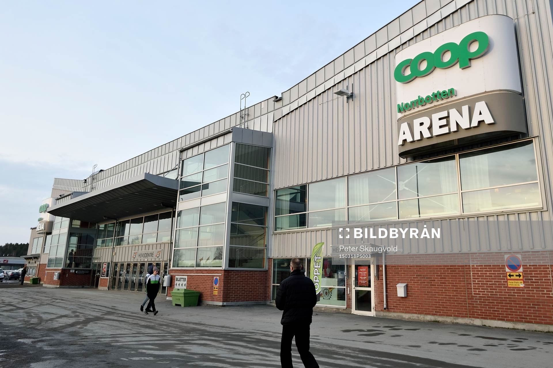 Eftermiddagssol på Coop Norrbotten Arena innan kvartsfinal