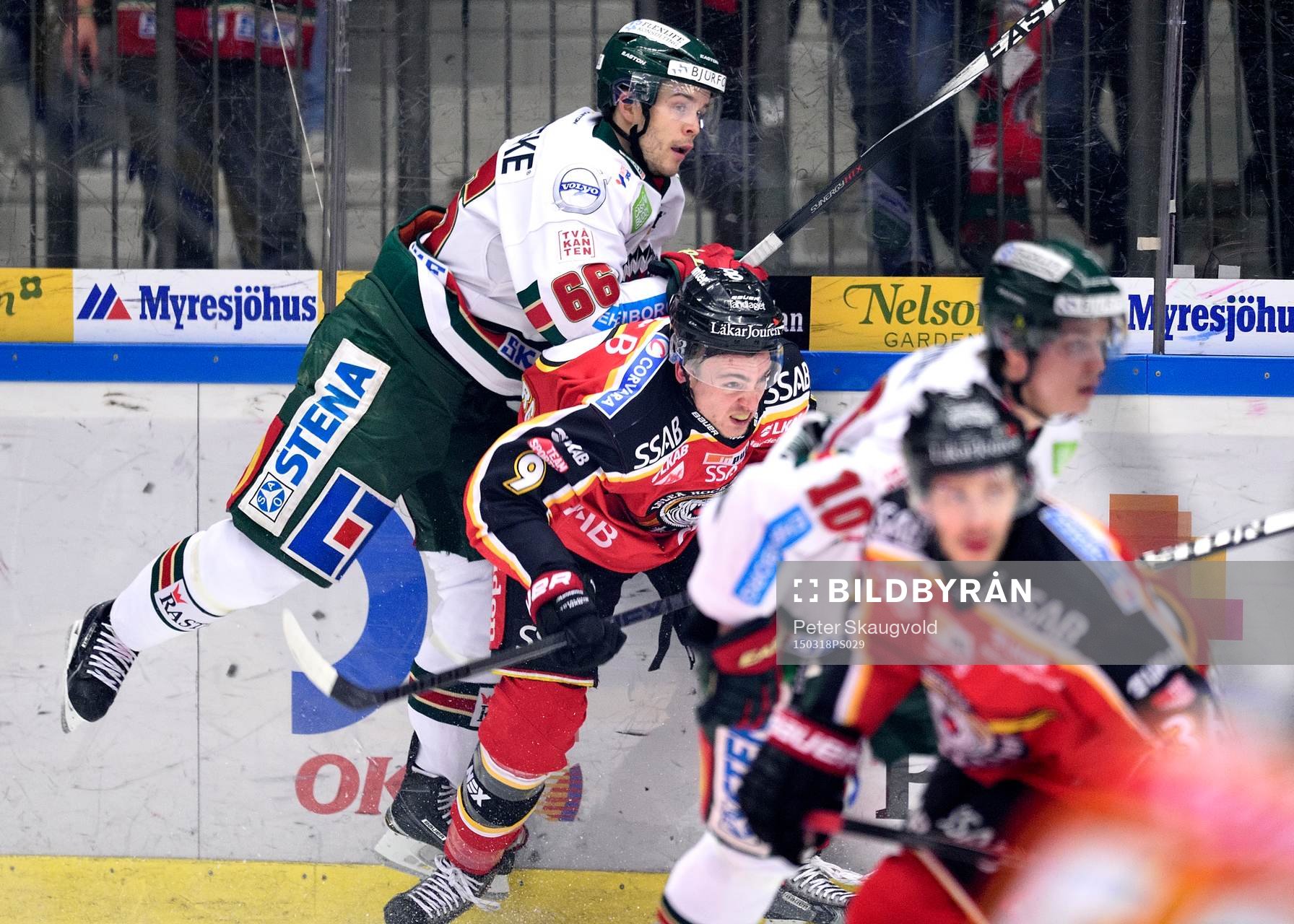 Luleås Johan Forsberg tacklar Frölundas Oscar Fantenberg