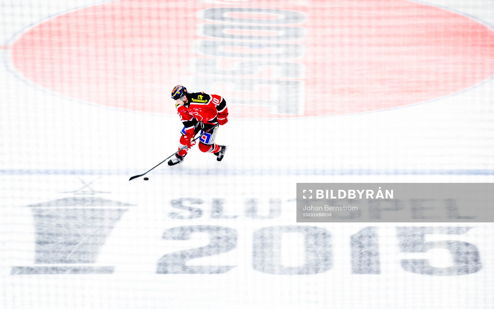 Örebros Derek Ryan med Slutspel 2015 texten på isen