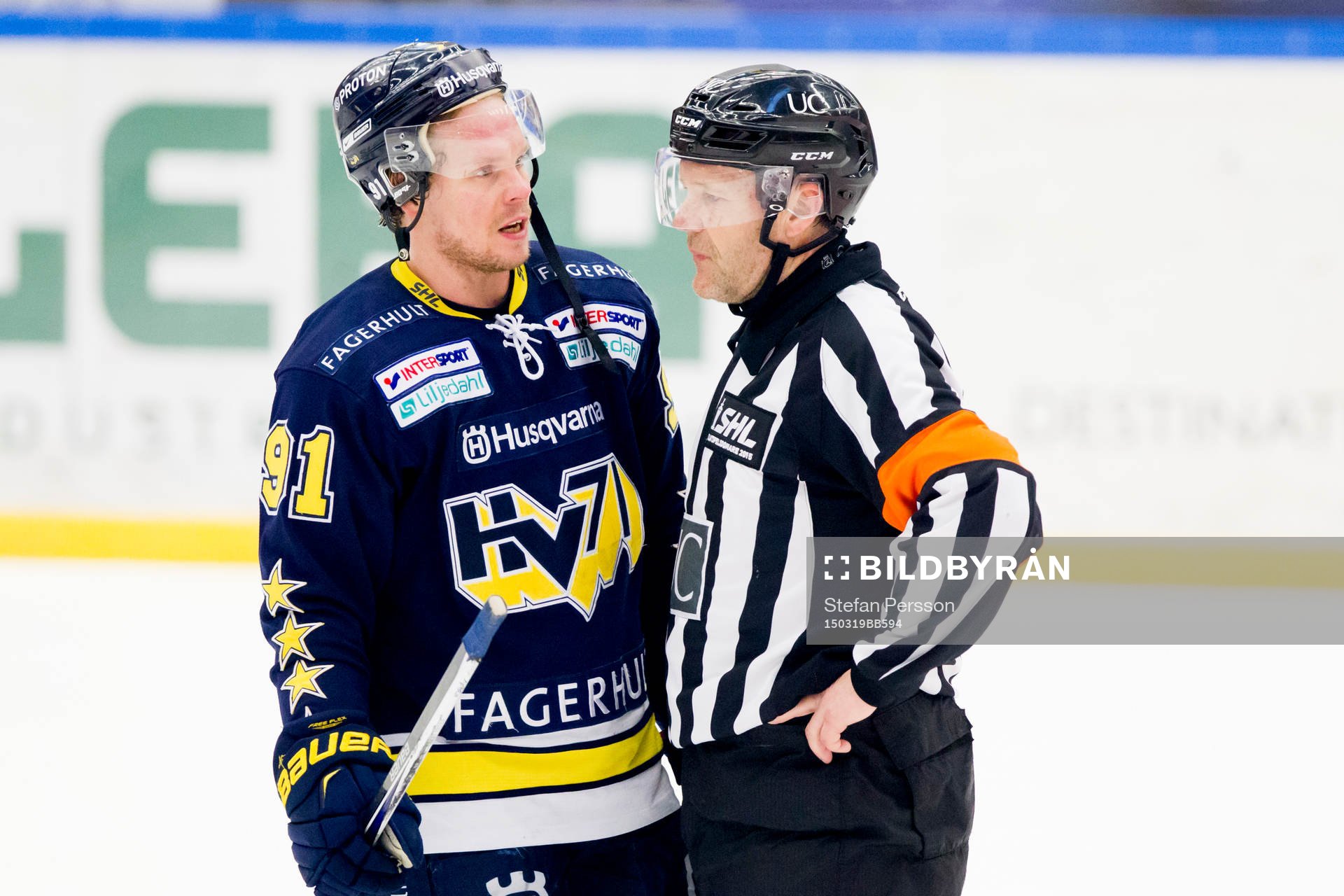 s Andreas Jämtin pratar med Domare Thomas Andersson