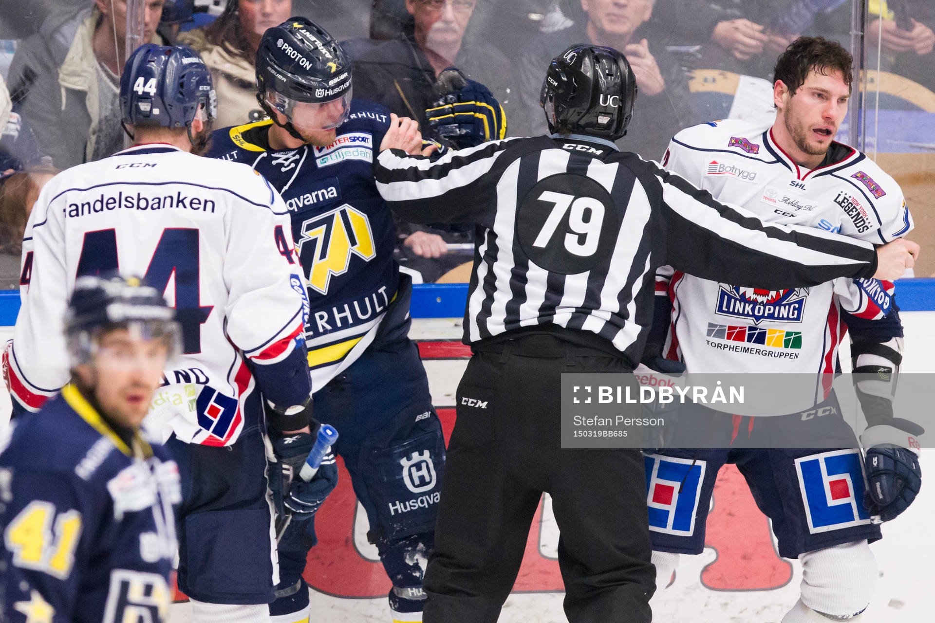 s Calle Ridderwall och Linköpings Mattias Sjögren i gruff