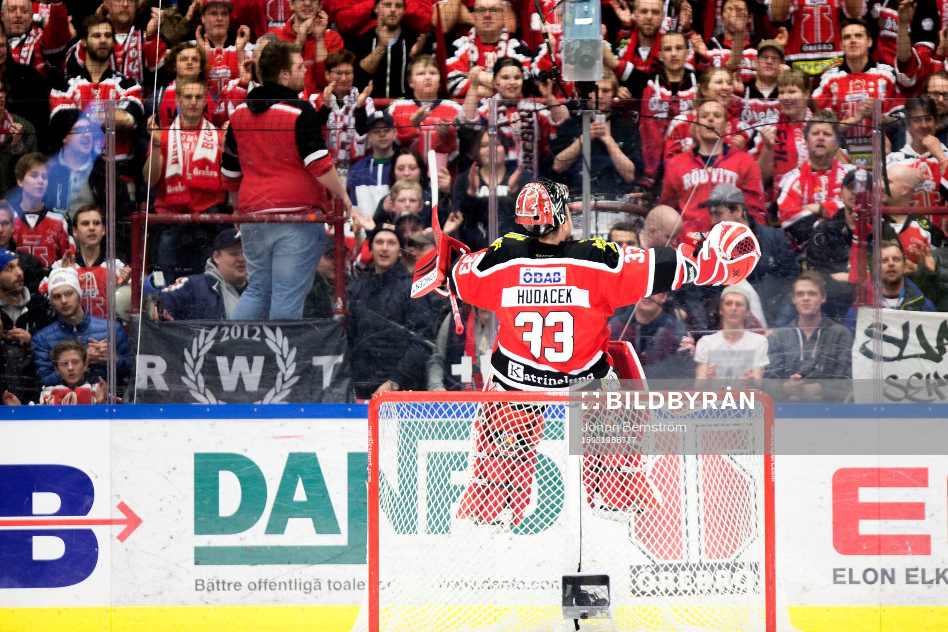 Örebros målvakt Julius Hudacek firar med fansen