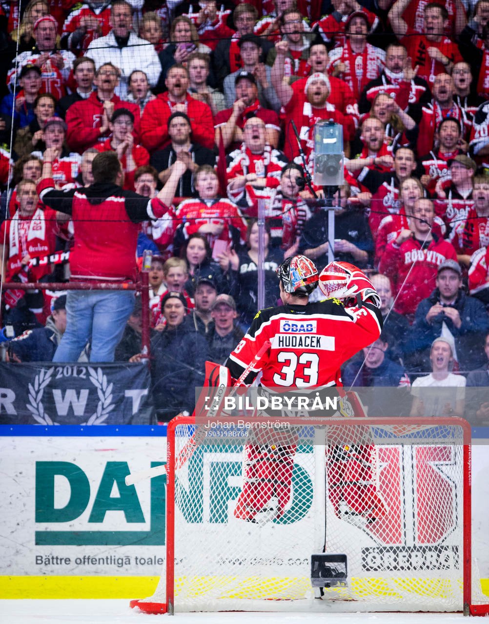 Örebros målvakt Julius Hudacek jublar