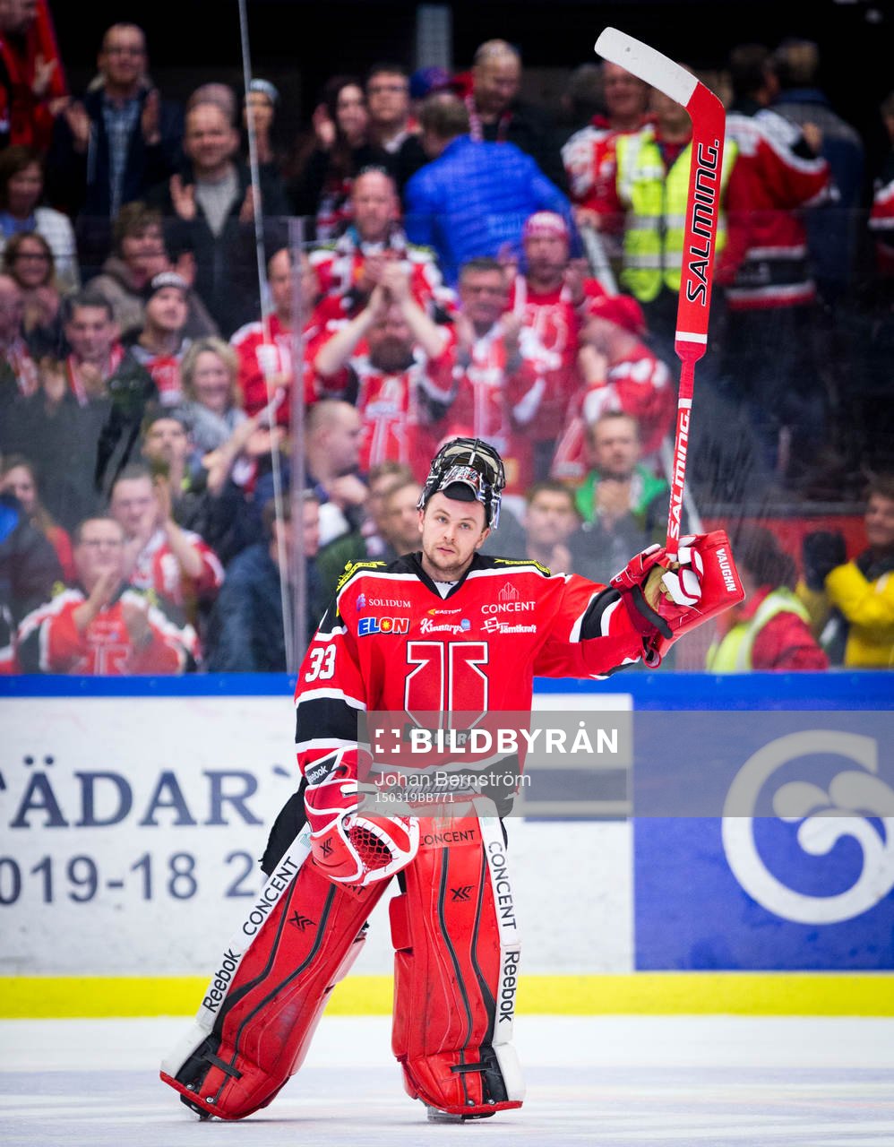 Örebros målvakt Julius Hudacek jublar