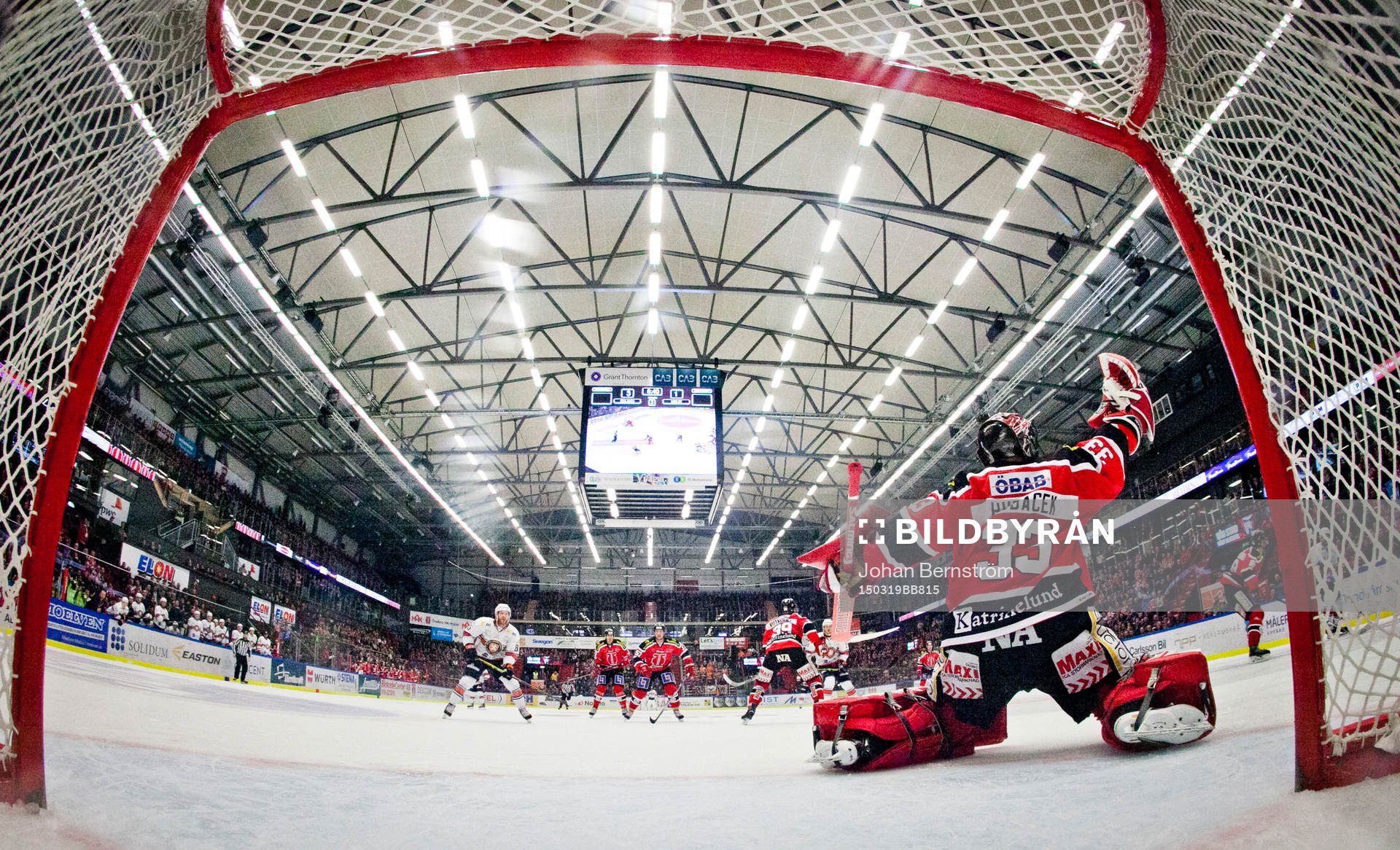 Örebros målvakt Julius Hudacek plockar pucken