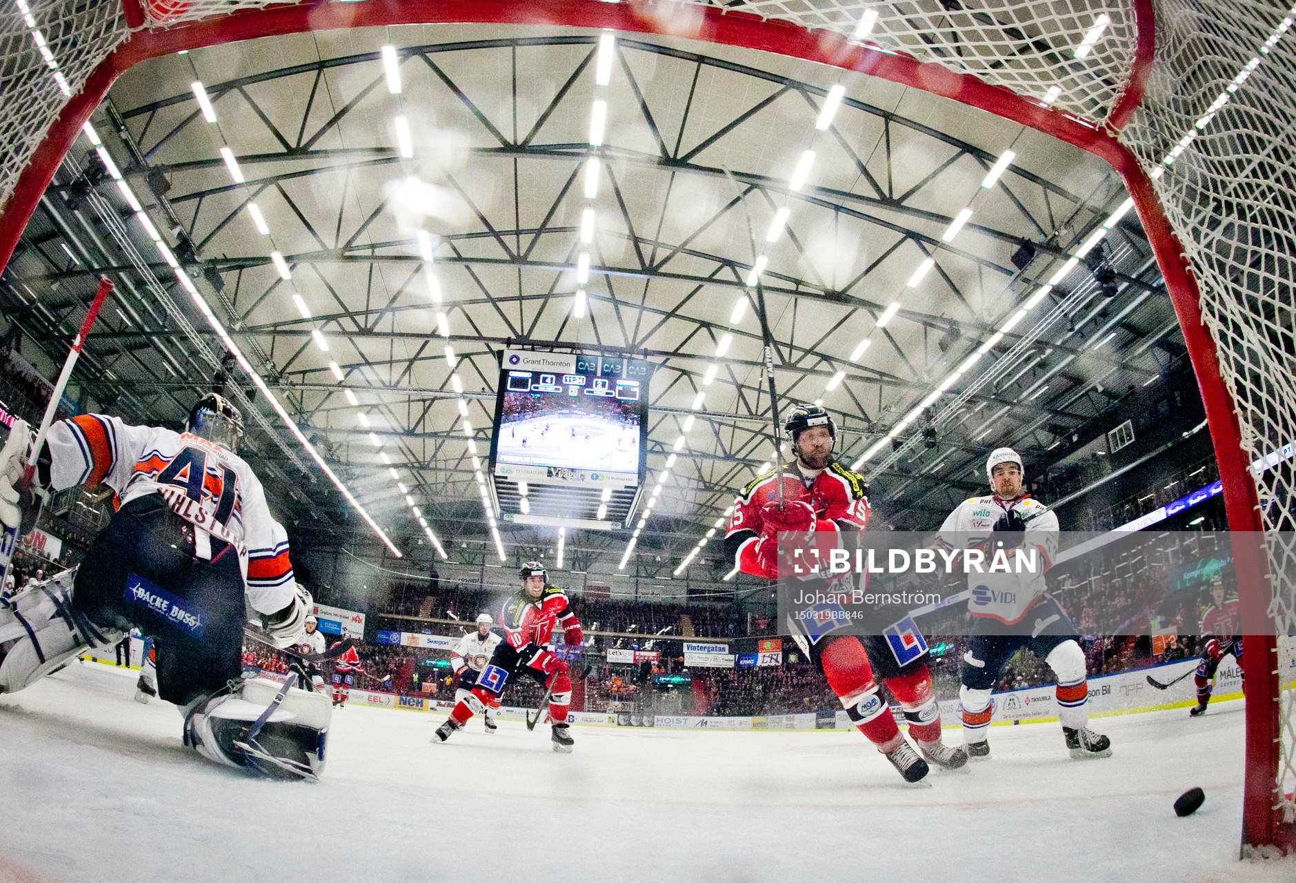 Örebros Henrik Löwdahl i kamp mot Växjös Eddie Larsson