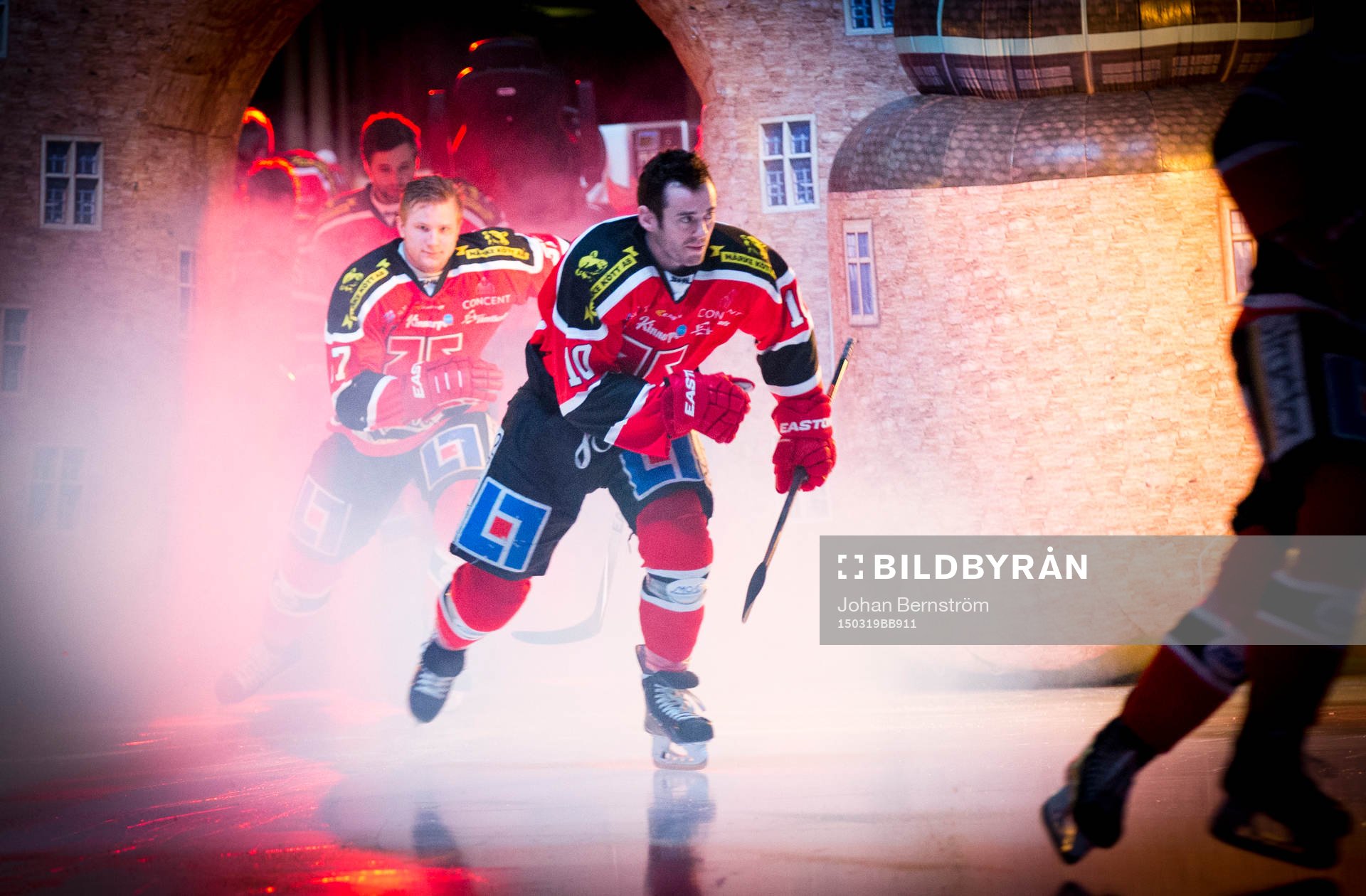 Örebros Derek Ryan åker ut genom örebro slott