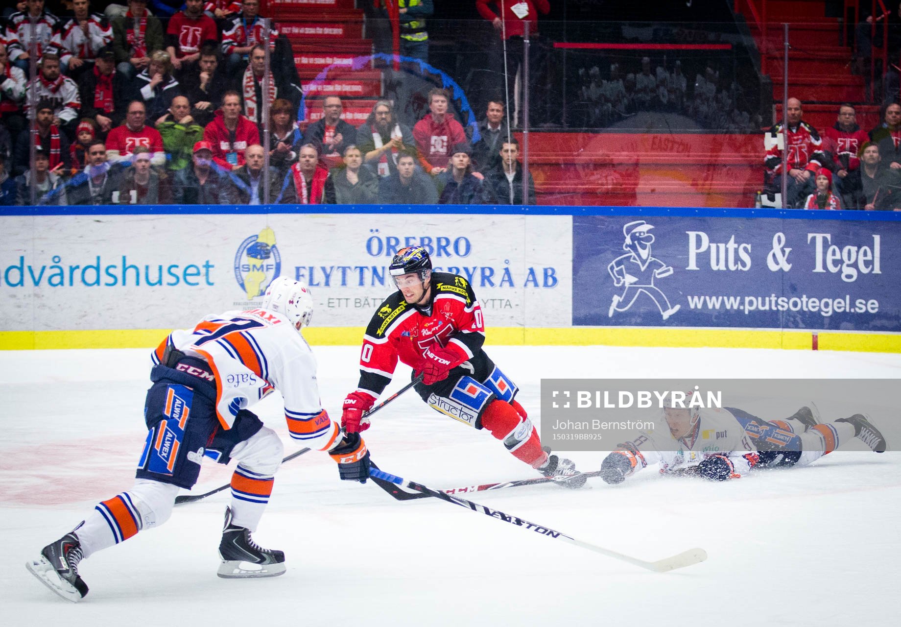 Örebros Derek Ryan och Växjös Ville Varakas slänger sig