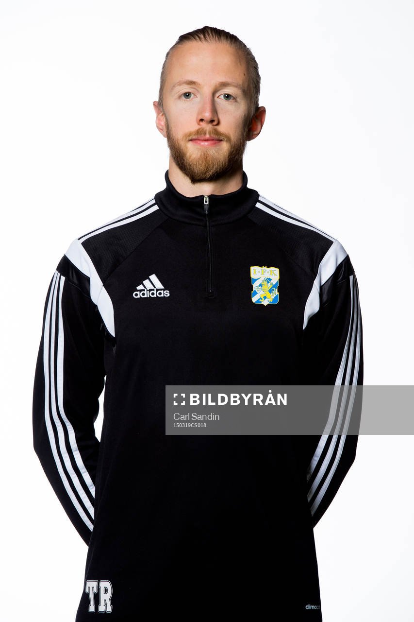 Sjukgymnast Tim Rahmquist poserar för ett porträtt under en fotografering med IFK Göteborg den 19 mars 2015 i Göteborg.