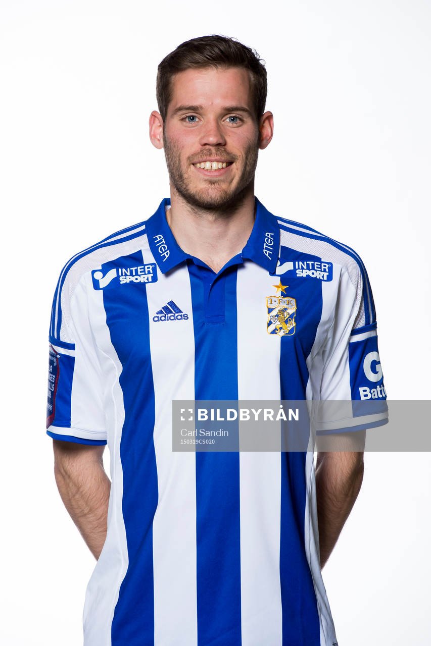 Emil Salomonsson poserar för ett porträtt under en fotografering med IFK Göteborg den 19 mars 2015 i Göteborg.