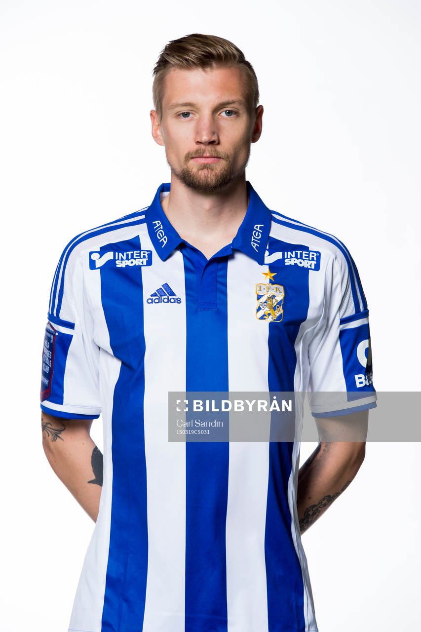 Sebastian Eriksson poserar för ett porträtt under en fotografering med IFK Göteborg den 19 mars 2015 i Göteborg.