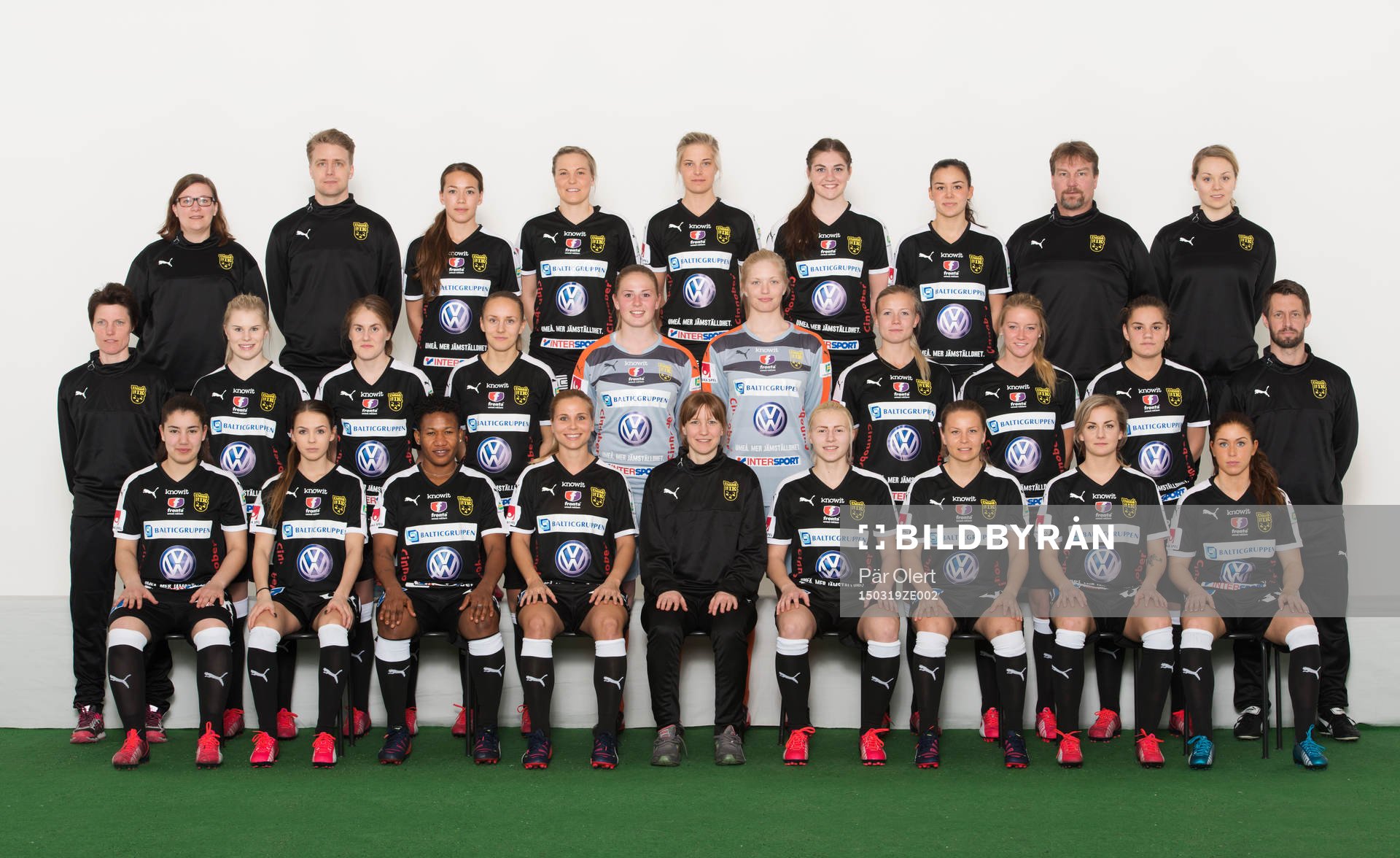 Lagbild för Umeå IK i Damallsvenskan den 19 mars 2015 i Umeå. Övre raden från vänster: Sofia Kemi (Läkare), Pehr Elfvendal (Läkare), Elin Landström, Lisa Lantz, Lina Hurtig, Amanda Kröger, Jasmin Nejati, Johan Norberg (mv-tränare), Anna Lindström (sjukgymnast). Mellersta raden från vänster: Linda Dahlqvist (ass tränare), Amanda Berglund, Hanna Sandström, Linnea Åberg, Tove Enblom, Malin Reuterwall, Hanna Glas, Jenny Hjohlman, Sarah Mellouk, Torbjörn Nordström (ass tränare). Nedre raden från vänster: Hanna Boubezari, Johanna Nyman, Rita Chikwelu, Tuija Hyyrynen, Maria Bergkvist (huvudtränare), Selina Henriksson, Emmi Alanen, Emma Åberg-Zingmark, Lisa Renlund