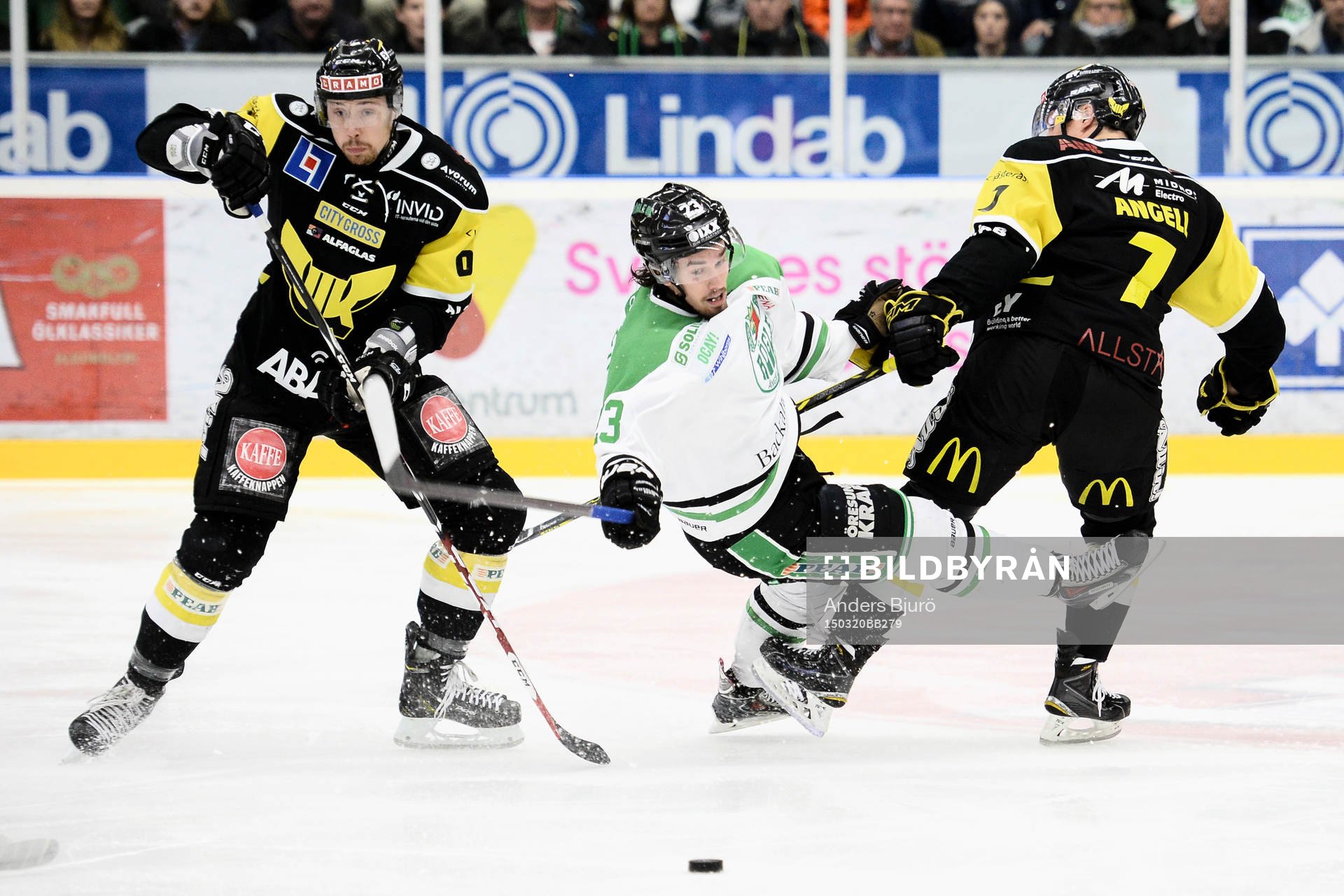 Rögles Daniel Sylwander dras omkull av Västerås Nicholas