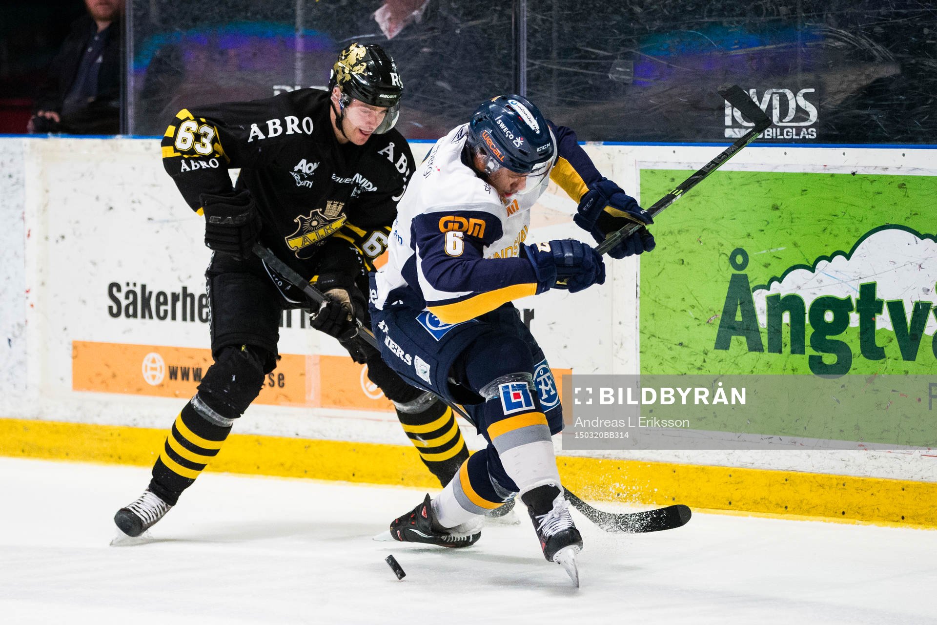 s Joakim Hagelin i kamp om pucken med Sundsvalls Sebastian