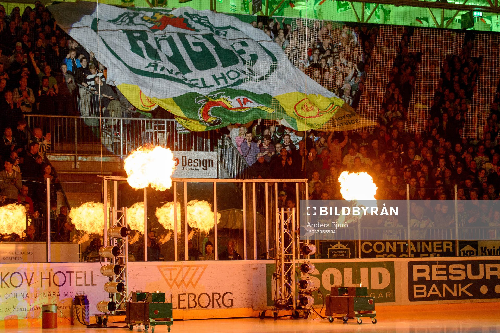 en banderoll med Rögles klubbmärke rullas ut vid introt