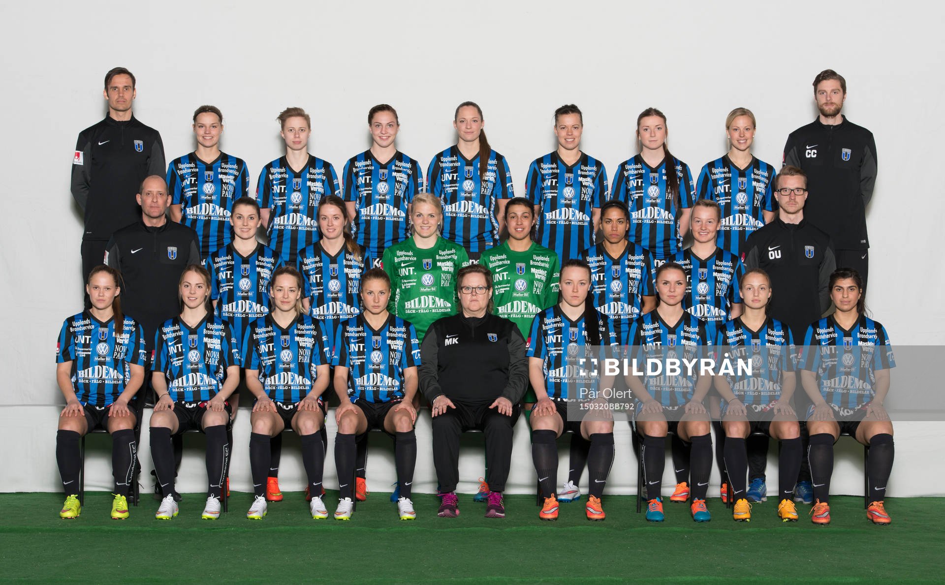 Lagbild för IK Sirius i Elitettan den 21 mars 2015 i Uppsala. Övre raden från vänster: Olle Härdne Ass. tränare, Maja Andersson, Sara Back, Märta Säfström, Josefin Lindström, Amanda Johansson, Tyra Kajgård, Mikaela Björklund, Christoffer Cylvén Ass. tränare. Mellersta raden från vänster: Peter Bichara Materialansvarig, Caroline Lundberg, Stina Melin, Emma Holmgren, Clara Ringmar, Tempest Marie Norlin, Elin  Åkerman, Olof Unogård, Huvudtränare, . Nedre raden från vänster: Madelen Lindström, Agnes Nyberg, Julia Lyckberg, Fanny Andersson, Mie Karlström Lagledare, Ingrid Wixner, Ammy Wallin, Malin Forssner, Aisha Faiqi.