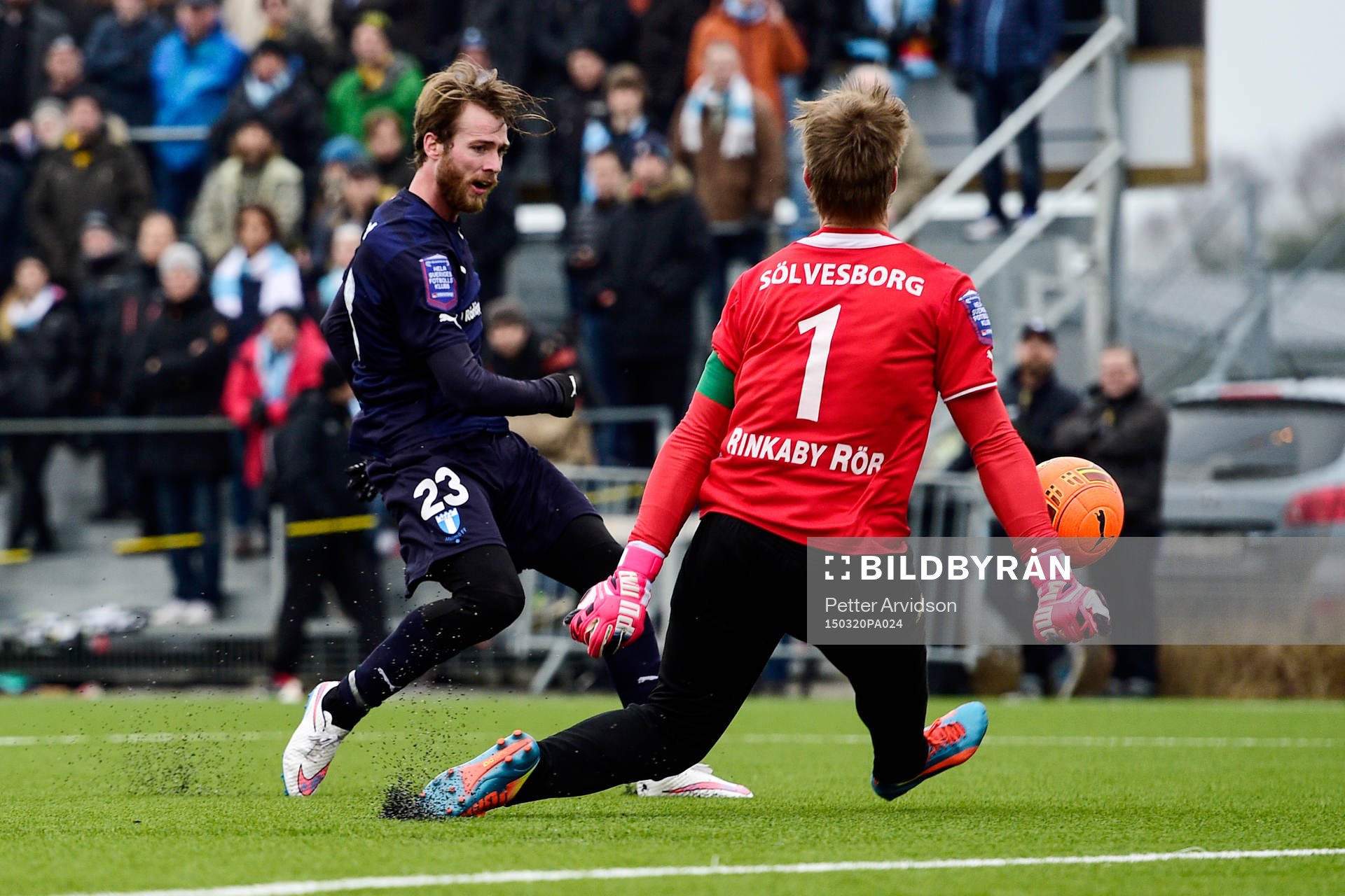 Malmö FFs Jo Inge Berget och Mjällbys målvakt Mattias