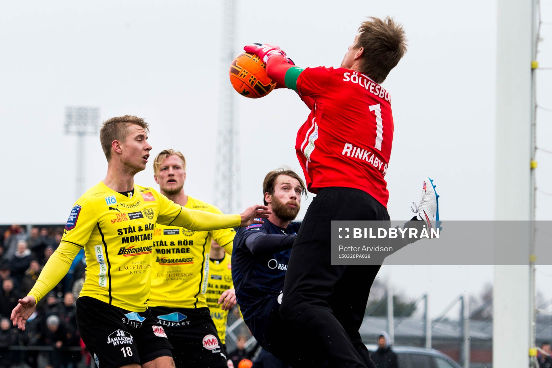 Mjällbys målvakt Mattias Asper plockar bollen framför