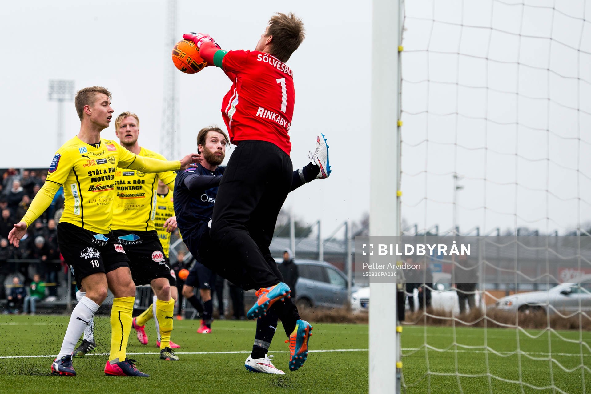 Mjällbys målvakt Mattias Asper plockar bollen framför