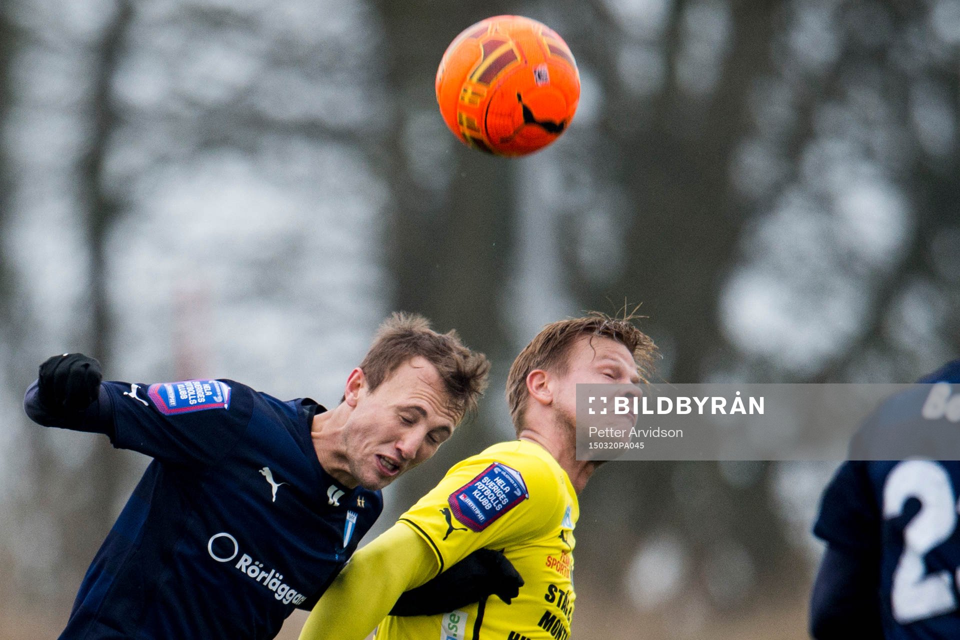 Malmö FFs Magnus Wolff Eikrem i nickduell med Mjällbys