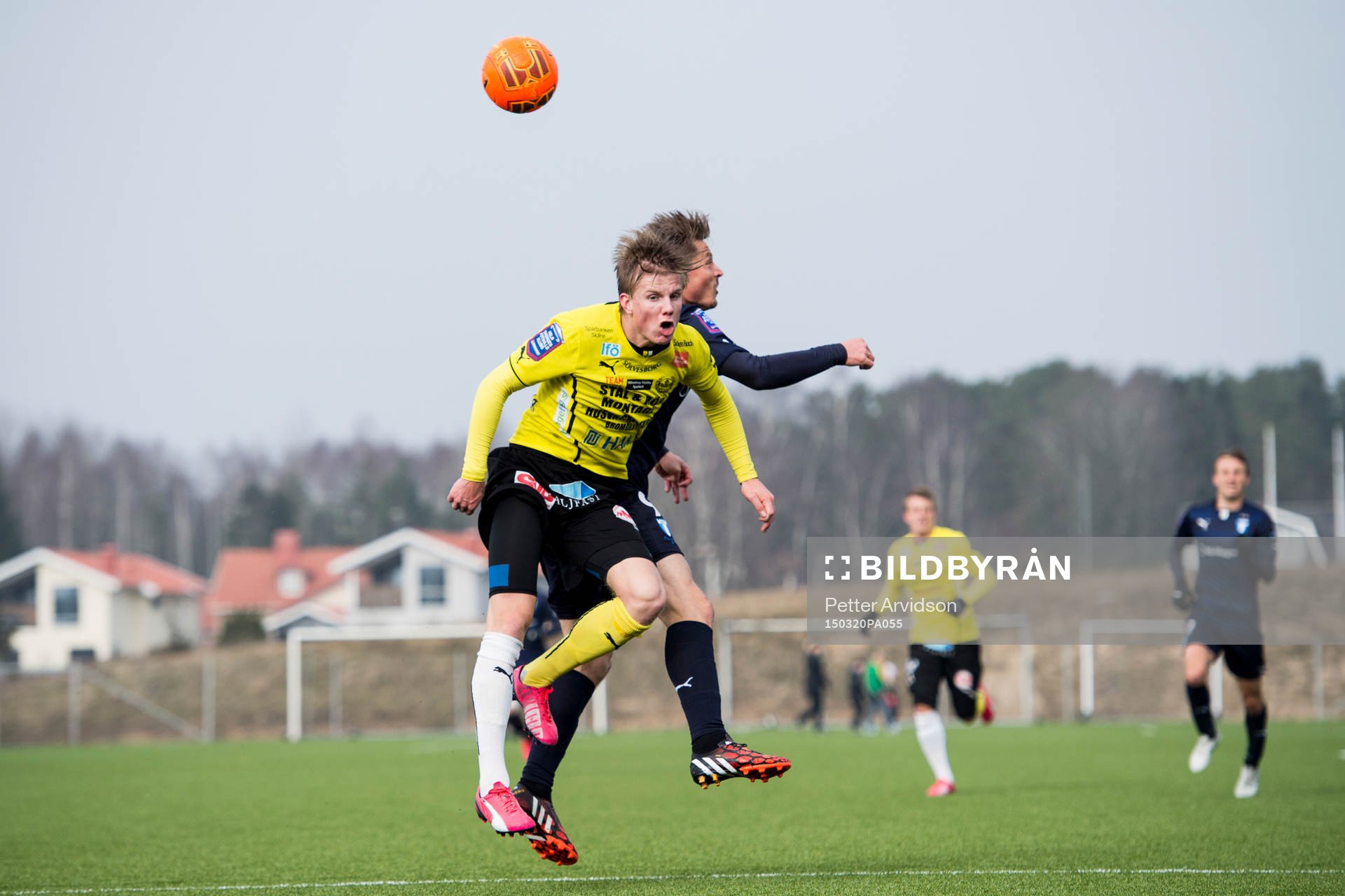 Mjällbys Eric Björkander i nickduell med Malmö FFs