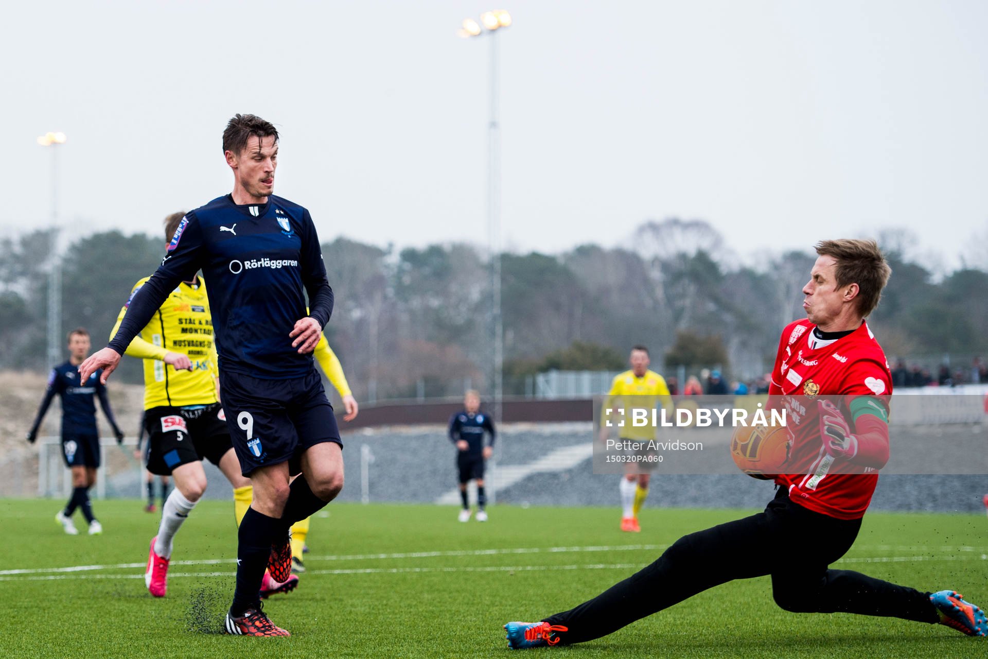 Malmö FFs Markus Rosenberg med en målchans mot Mjällbys