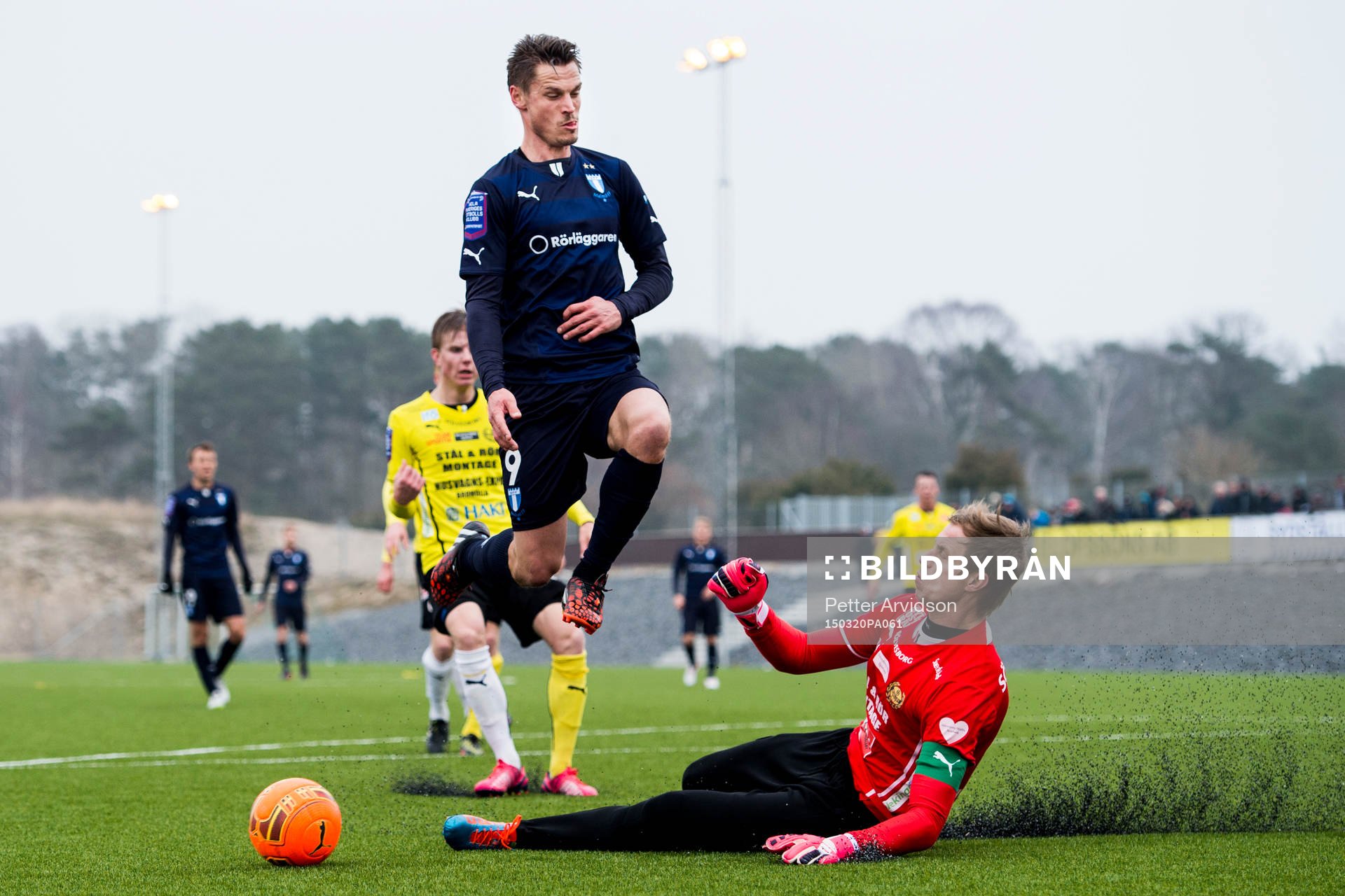 Malmö FFs Markus Rosenberg med en målchans mot Mjällbys målvakt Mattias Asper under en träningsmatch i fotboll mellan Mjällby och Malmö FF den 20 mars 2015 i Mjällby.