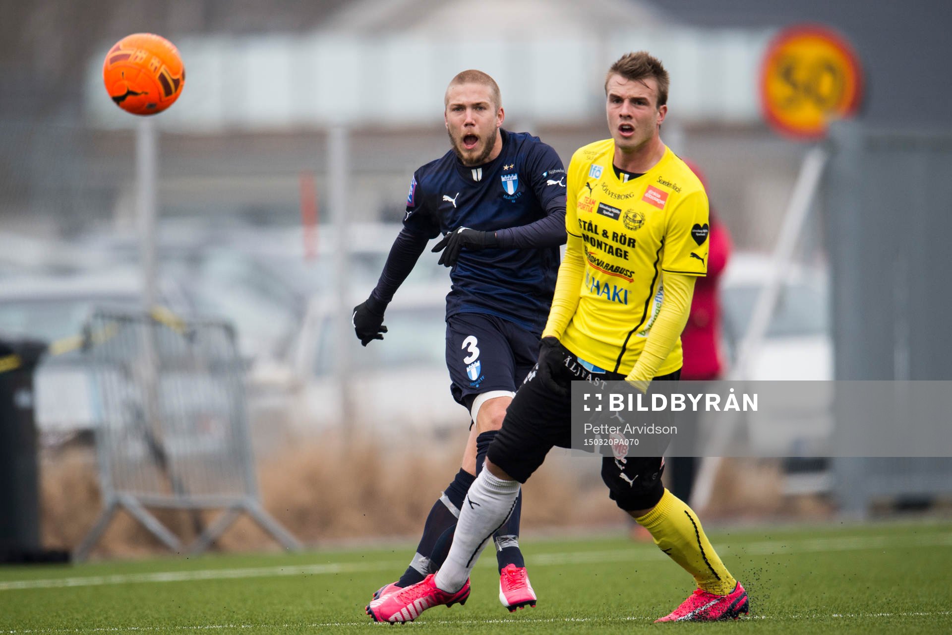 Malmö FFs Anton Tinnerholm och Mjällbys Simon Nilsson