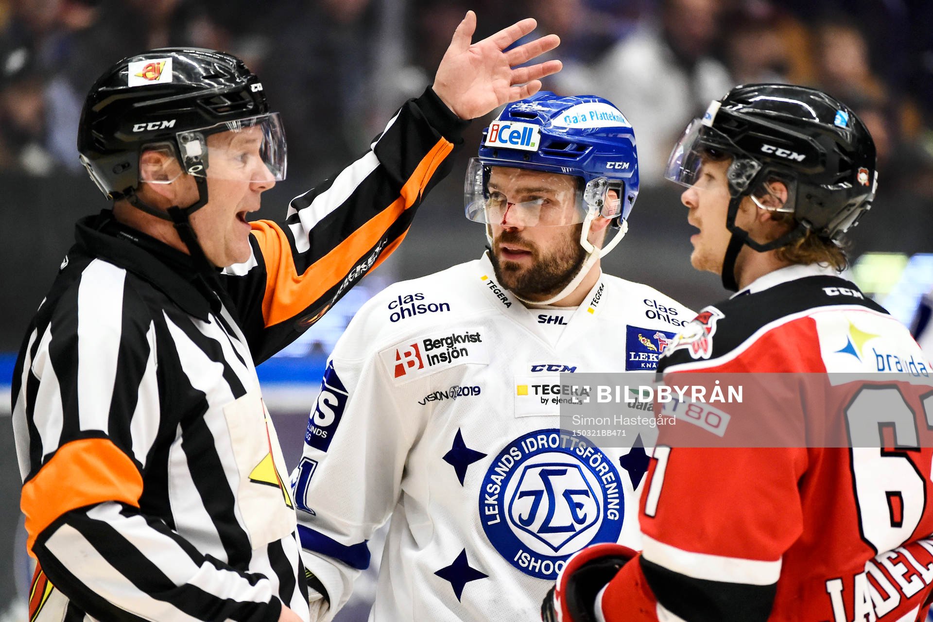 Domaren tar ett snack med Leksands Kevin Kapstad och Malmö