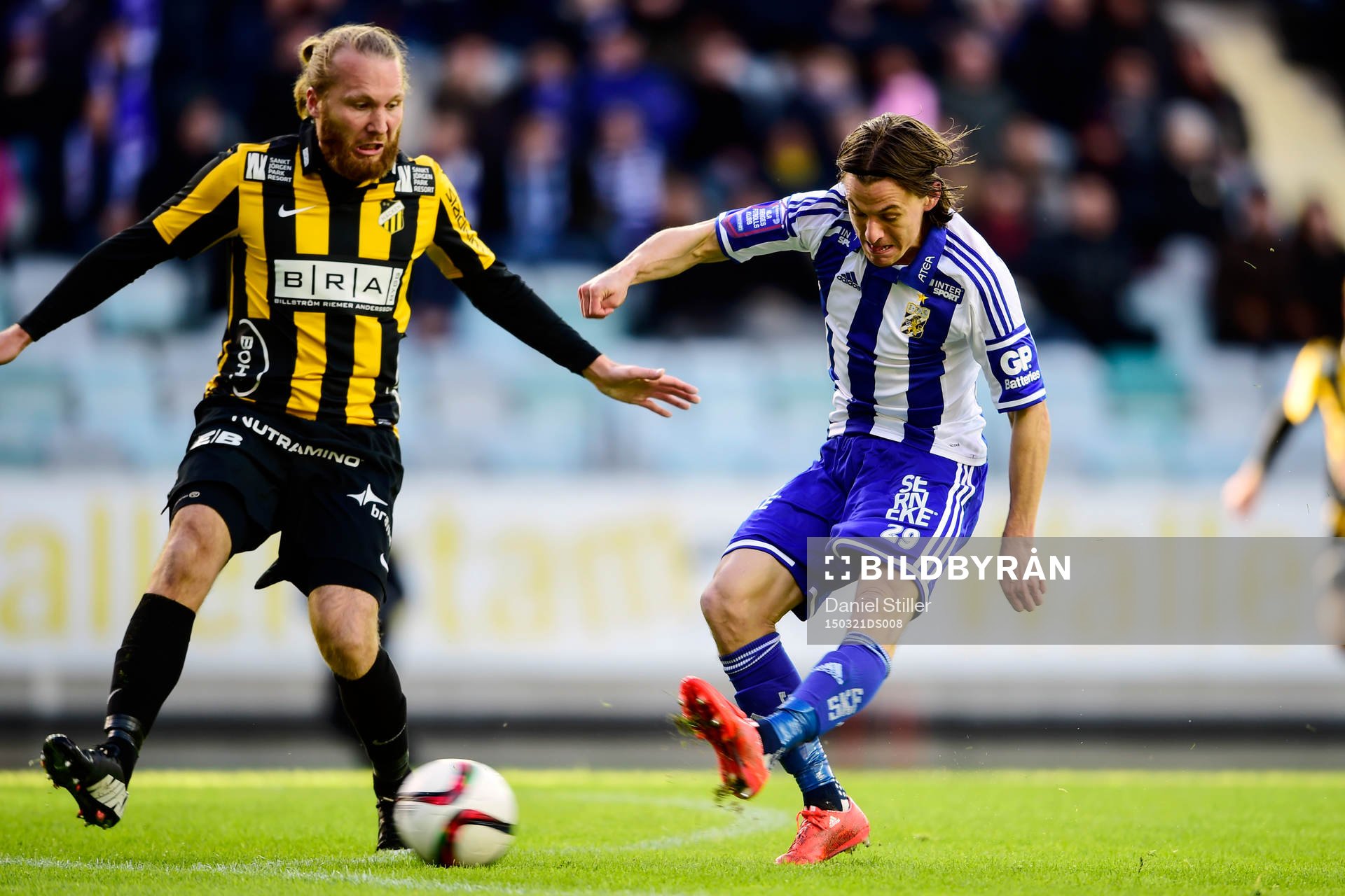 IFK Göteborgs Lasse Vibe och Häckens Emil Wahlström