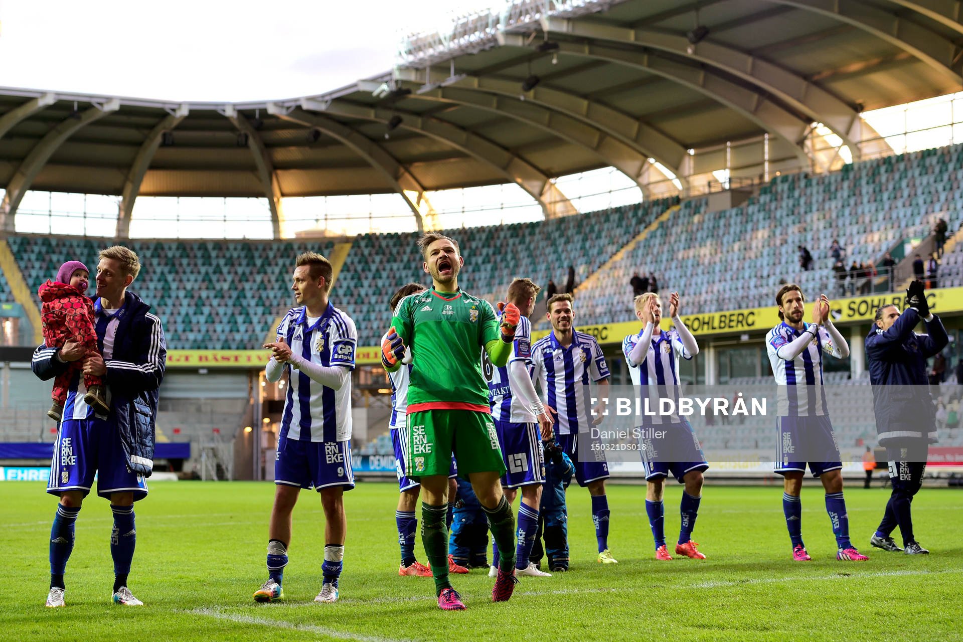 IFK Göteborgs målvakt John Alvbåge jublar